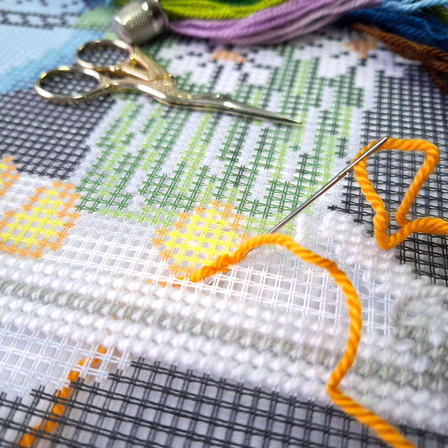 Brvsk Iris. Kit de broderie avec toile de tapisserie imprimée (40 × 40 cm) - Kit de coussins à l'aiguille pour une décoration créative de la maison - Kit de couture pour