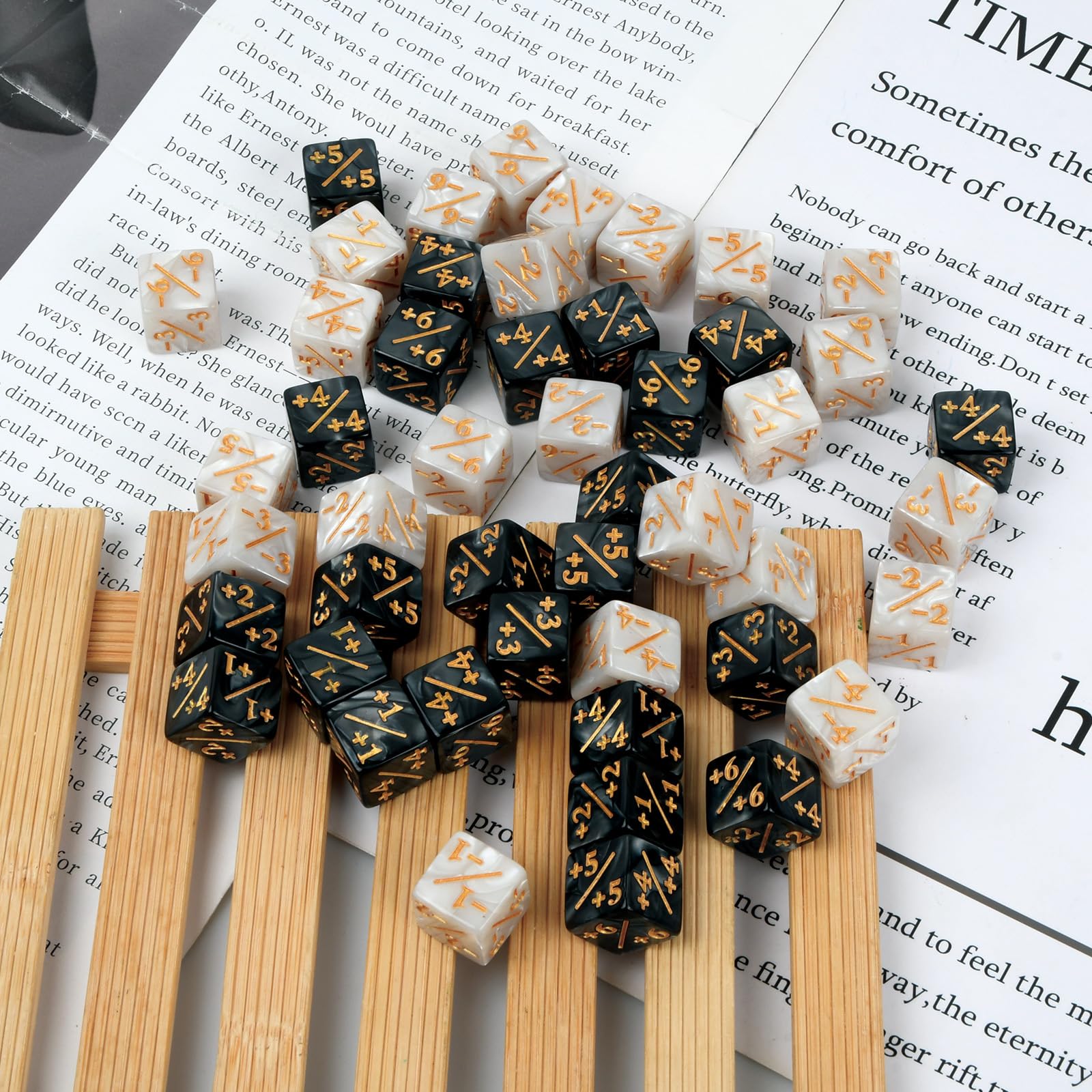 48 Pièces Jeton de Compteur de Dés,16 mm Dés de Fidélité de Cube avec Sacs de Rangement Compteurs de Dés Compatible avec MTG, CCG, Accessoire de Jeu de Cartes, 2 Styles (Noir et Blanc)