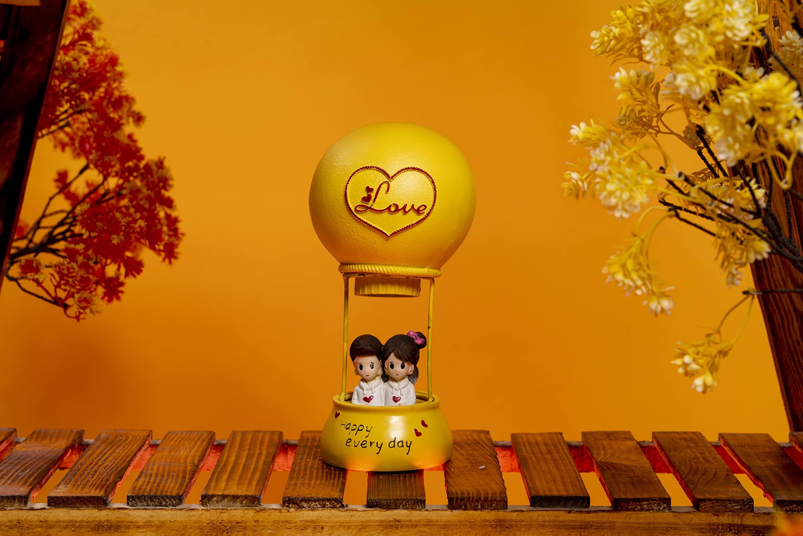 plumsville Lifestyle Love Couple Balloon Statue for Home Decor I Gift Ideal Valentine Day, Loving Romantic Couple & Decorative Showpiece