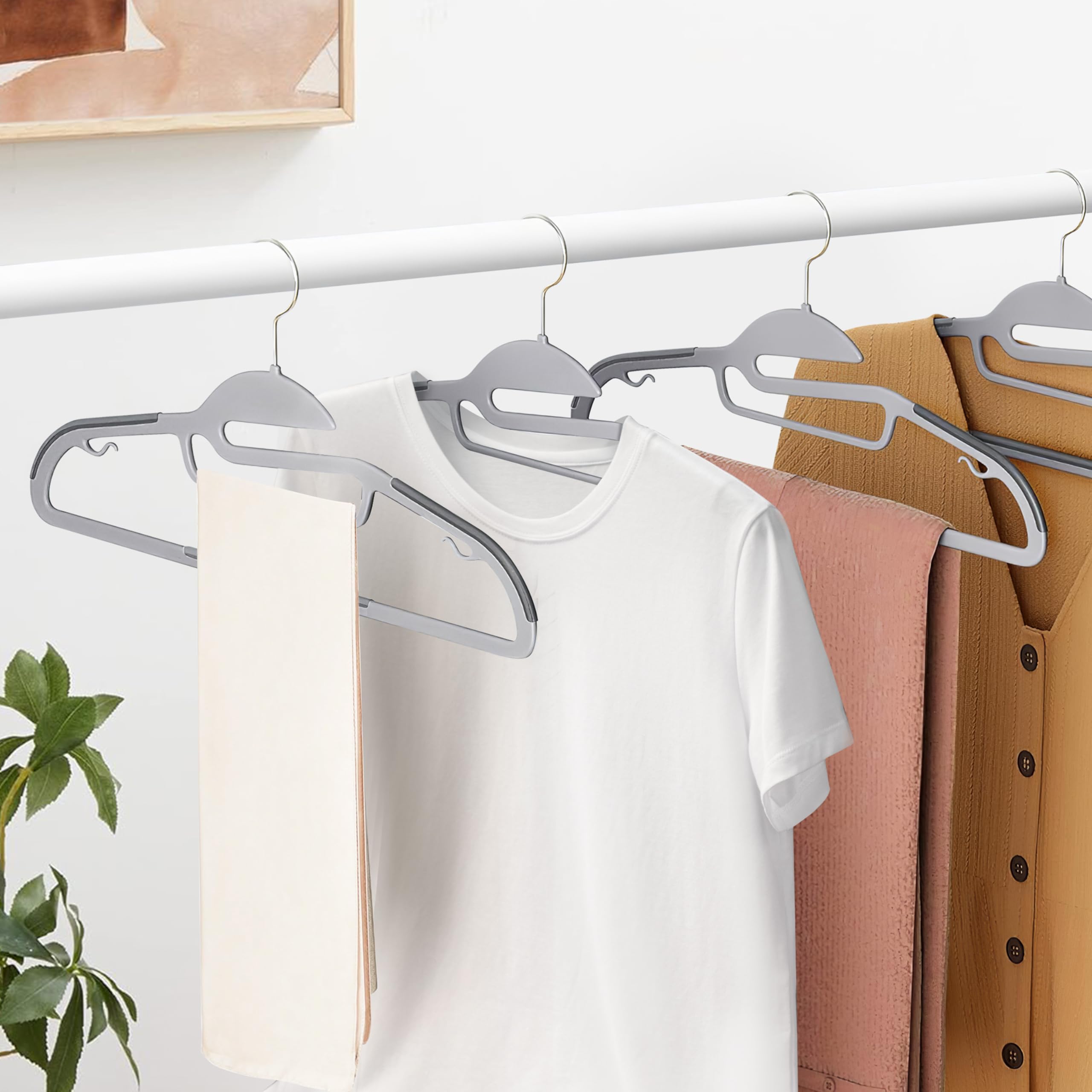 Ribelli Kleiderbügel Kunststoff 50 Stück, Rutschfester Kunststoffbügel, 0,5 cm dick Bügel Platzsparend mit um 360° Drehbarem Haken, Kleiderbügel mit Krawattenhalter für Mäntel, Hosen, Tanktops, 500799