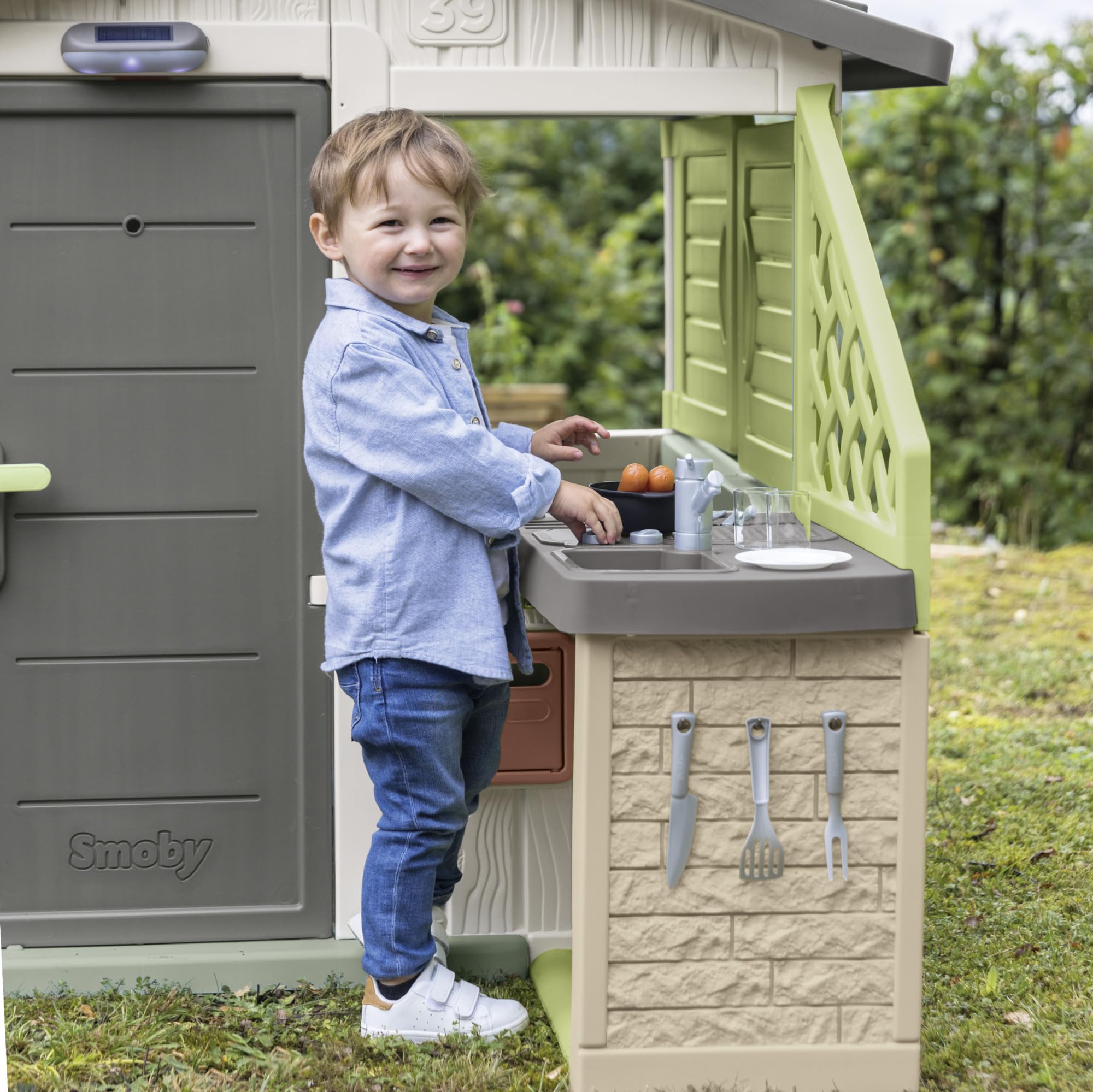 Smoby Life - Cocina de Verano - Compatible con Varias Casas - Parrilla, Fregadero con Grifo - Material Reciclado - A Partir de 2 años - Fabricado en Francia