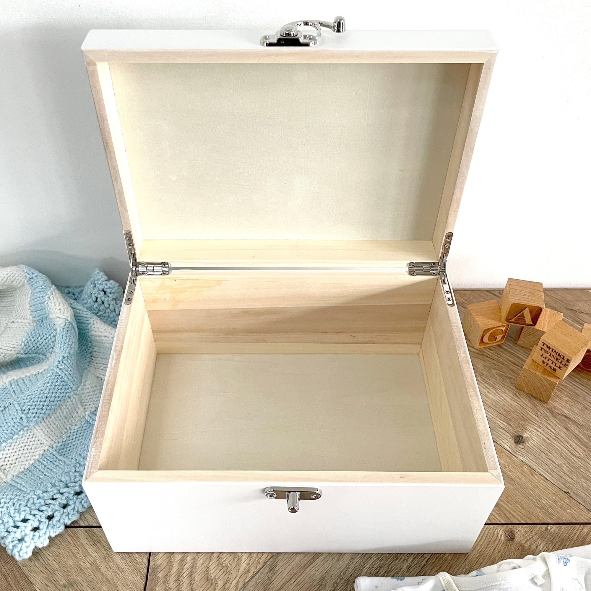 Caja de recuerdos de madera blanca personalizada con guirnalda azul para recién nacido, 27 x 19 x 14 cm