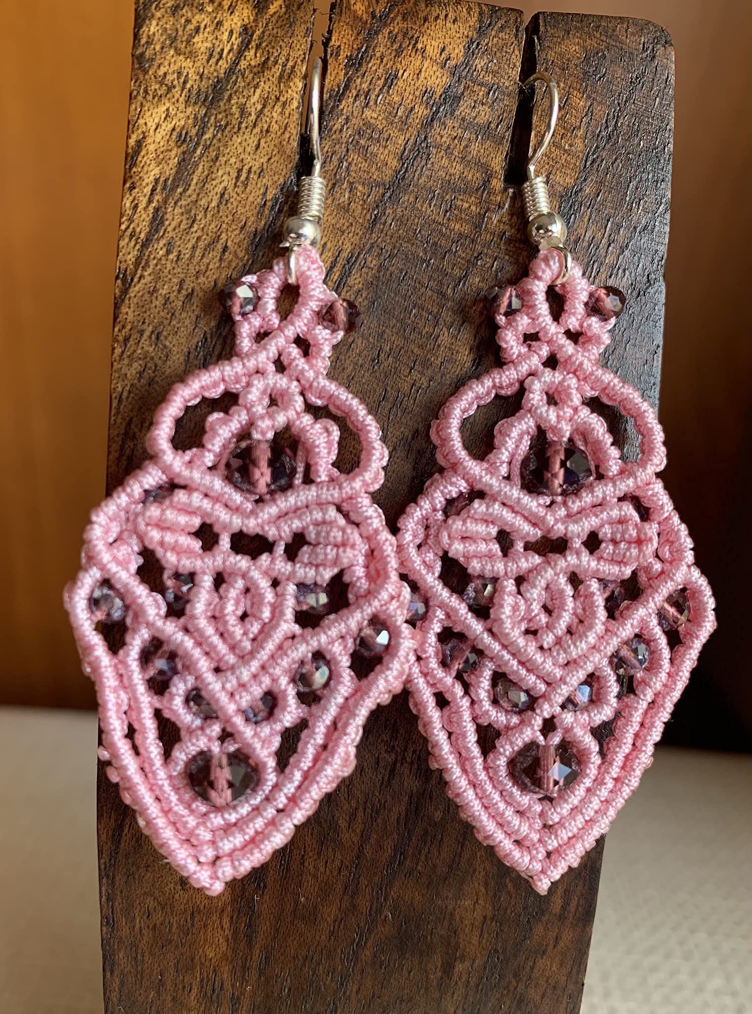 Pendientes rosas macramé hechos a mano con cuentas de distintos tamaños de cristal.Son muy ligeros .Miden aprox. 5 cm. de largo mas el gancho