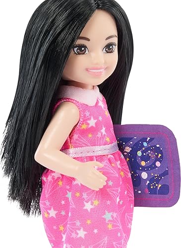 Miniatura 2 de Barbie Chelsea Can Be Astronomer, muñeca pequeña morena con 5 accesorios temáticos científicos, incluyendo un telescopio
