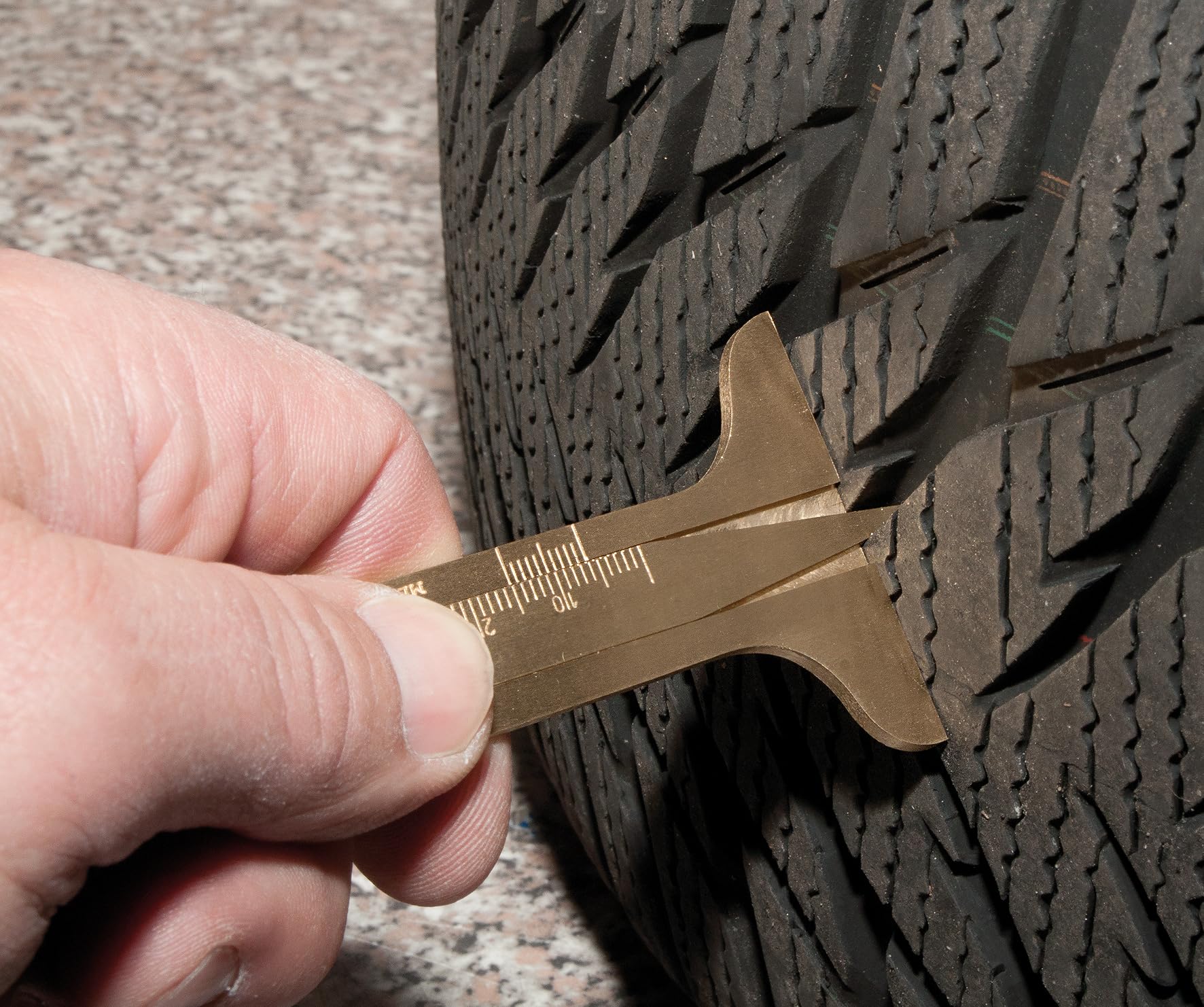 SW-Stahl 72311L Miernik głębokości bieżnika opon z mosiądzu, analogowy, miernik głębokości opon do opon ciężarowych, narzędzie pomiarowe, kontrola profilu opon, kompaktowy i precyzyjny