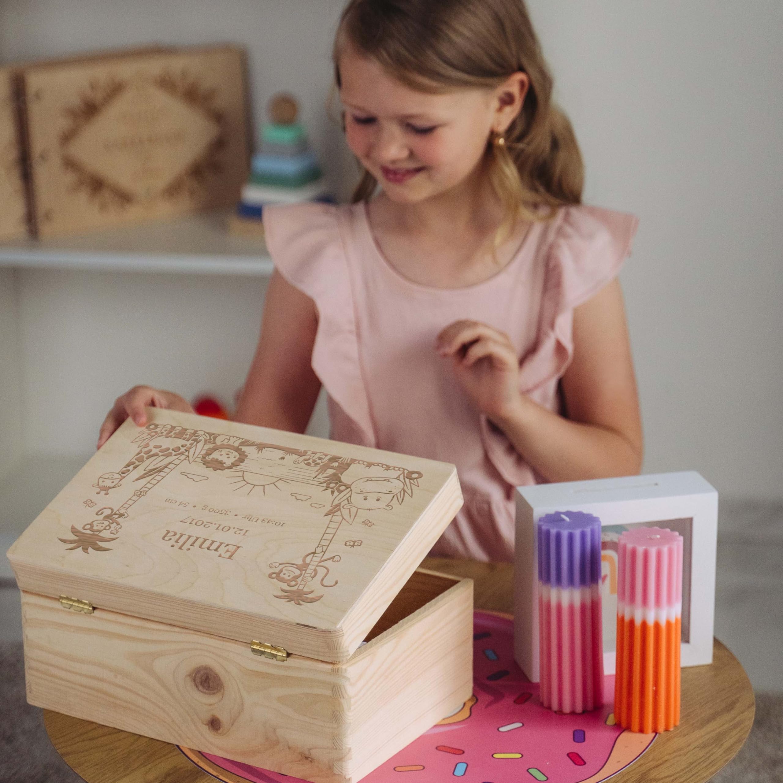 LAUBLUST Erinnerungsbox Baby Personalisiert - Geschenk zur Geburt mit Name | Dschungel - Kinder Erinnerungskiste Holz für Mädchen & Jungen | Holzkiste Natur & Weiß - FSC® (Größen S, M, L, XL)