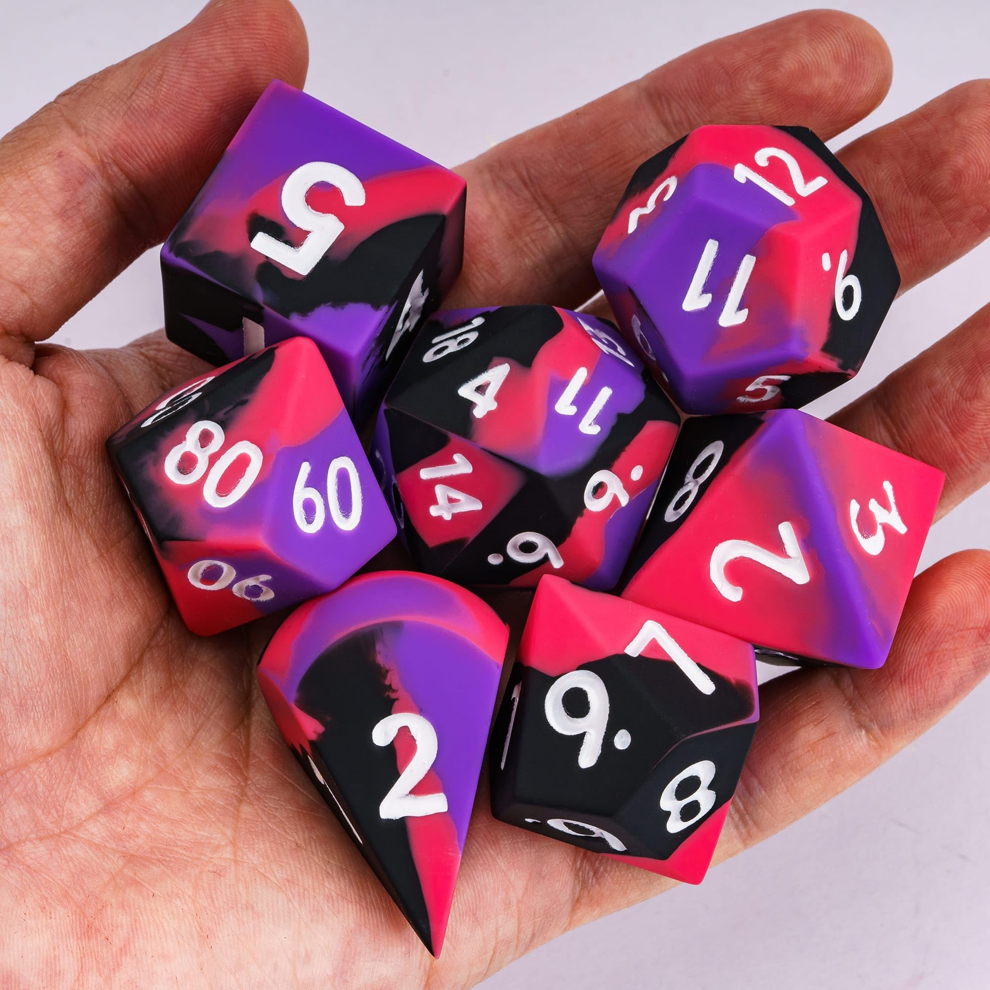 Set di 7 dadi jumbo in silicone per DND, 25 mm, con bordi rotondi, morbidi e perfetti, per giochi di ruolo di D&D, bar, pub, club, aule, feste (viola, nero, rosso)