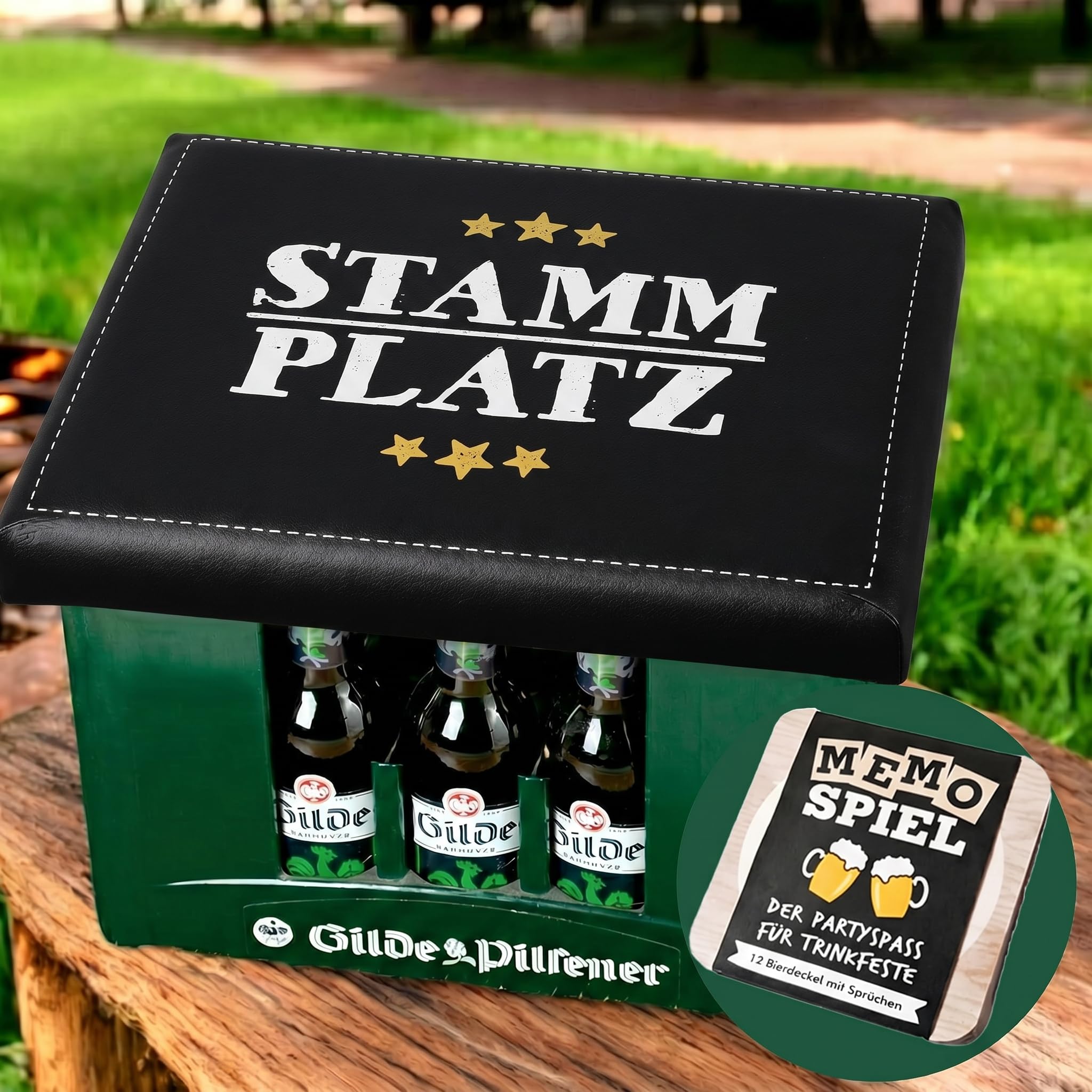 CULT at home Bierkastensitz Stammplatz inkl. Bierdeckel Memospiel – Bierkasten Aufsatz Gartenhocker Balkon - Geschenkset Camping Campinghocker Bierkisten Sitzauflage – Geschenke für Männer 44 x 34 cm