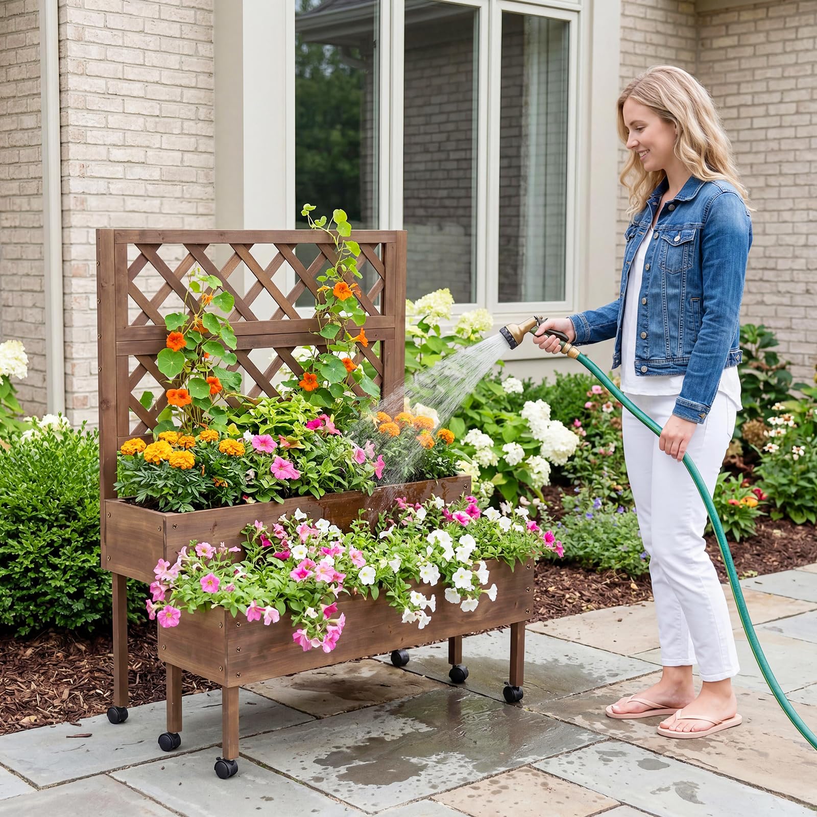 Garvee - Jardinera elevada de 2 niveles con celosía – Bandeja para plantas vertical de madera sobre pies, ruedas y agujeros de drenaje, perfecta para crear una pantalla de intimidad en extensor