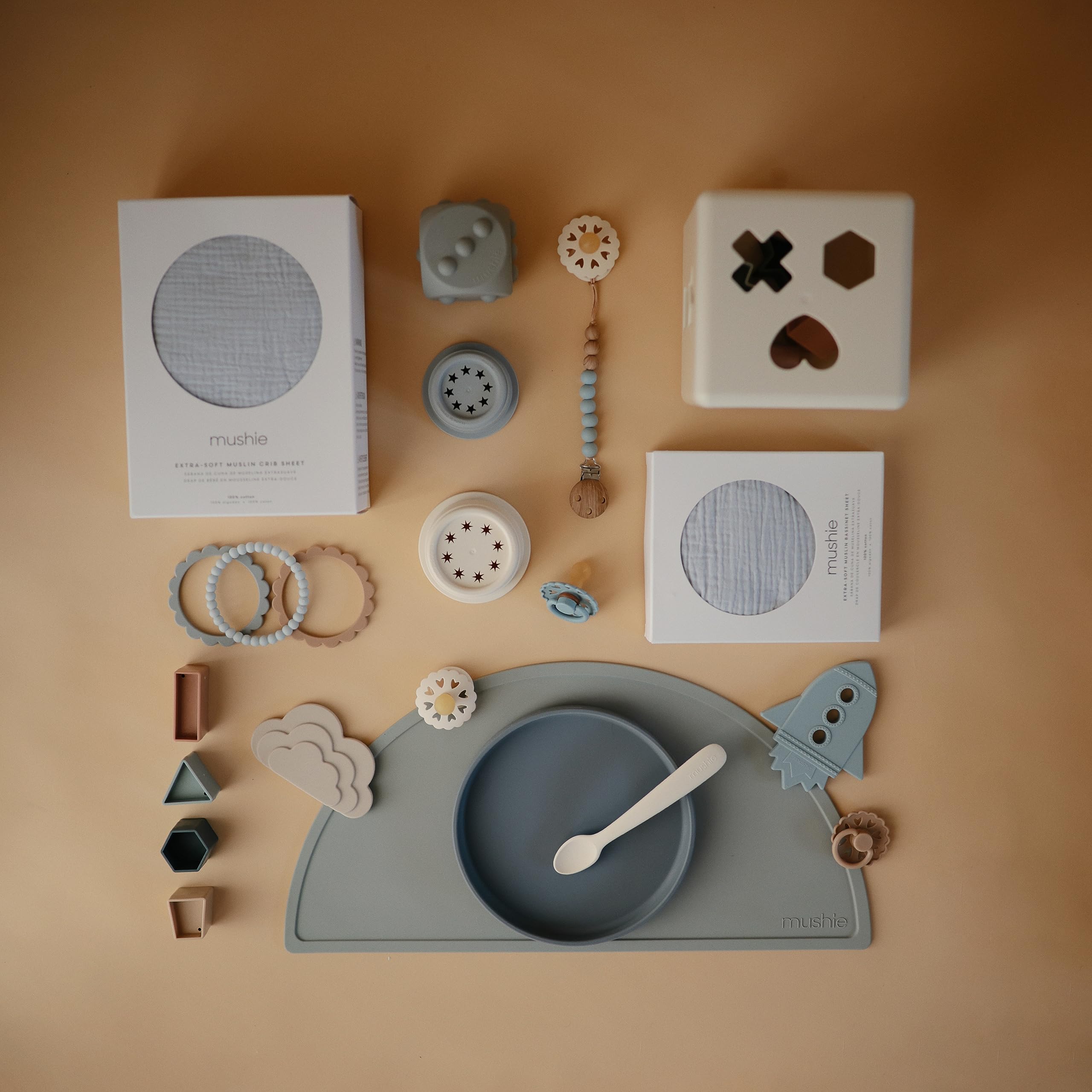 mushie Assiette à Ventouse en Silicone | Sans BPA | Accessoires pour Bébé, Jeunes Enfants Garçons et Filles | Passent au Lave-Vaisselle et au Micro-Ondes | Modèle Classique | (Tradewinds)