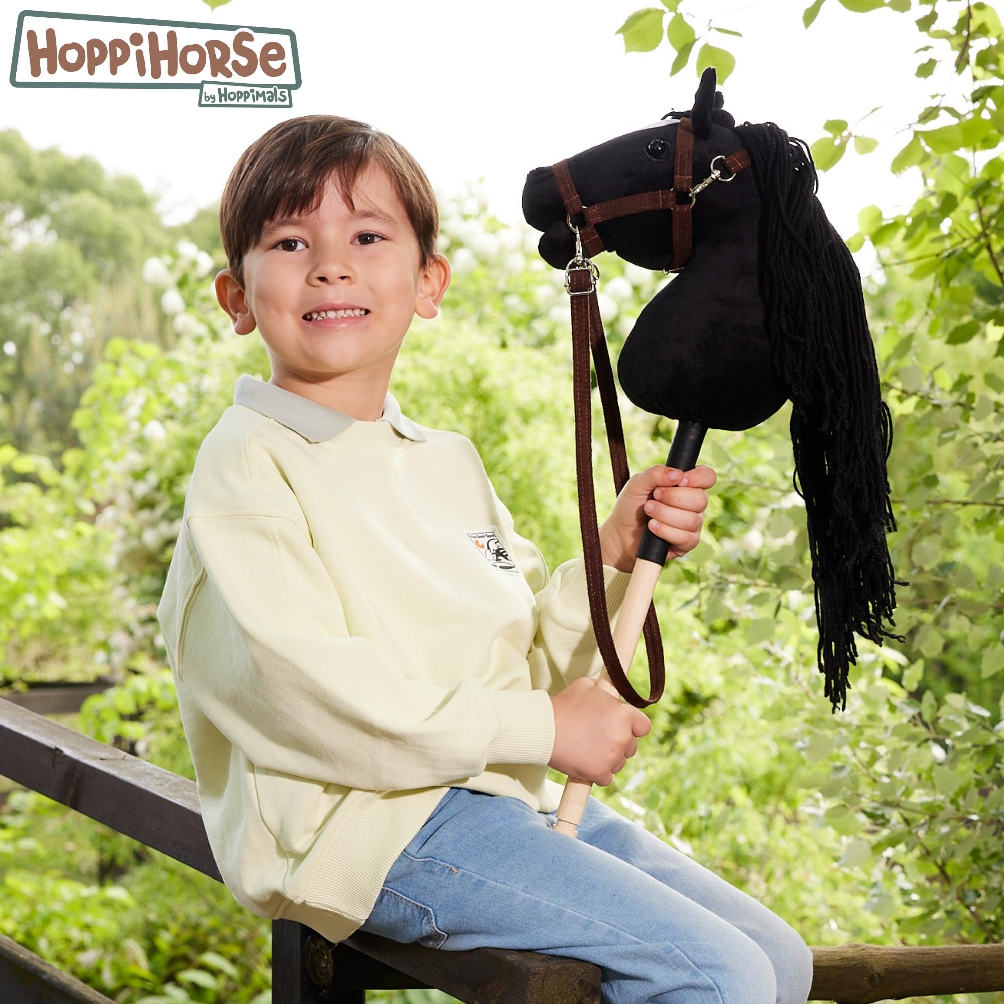 HOPPIHORSE - Hobby Horse Sport Edition A4, Koń na kiju z kantarem, wodzami, paskiem na ramię, ogonem i uchwytem silikonowym, wysokiej jakości pluszowy Hobby Horse w pudełku prezentowym od HOPPIMALS