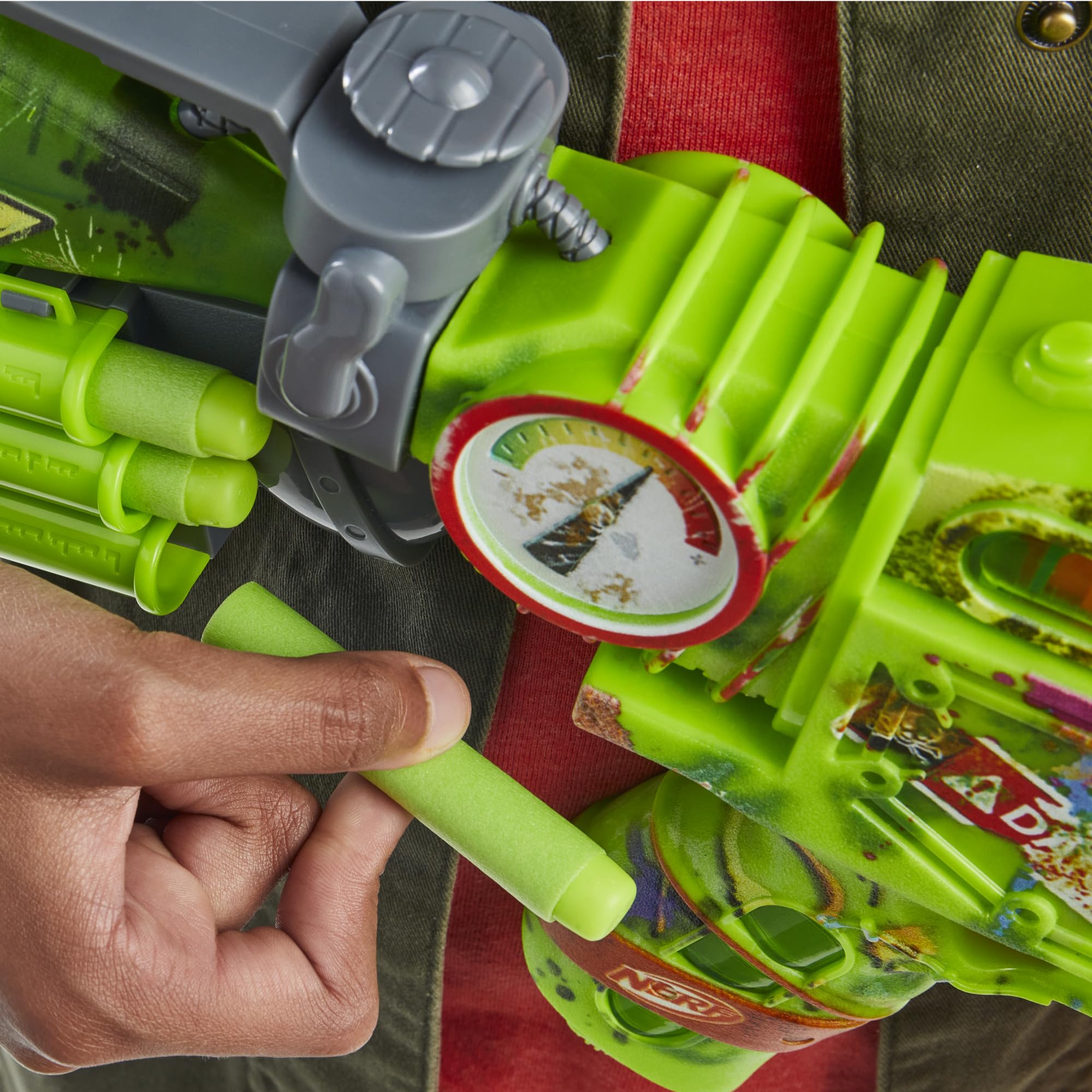 Nerf Zombie Corrupter Dart Blaster, 22 dardos Nerf Elite, clip de 18 dardos, almacenamiento de dardos, acción de pernos, juegos al aire libre, a partir de 8 años