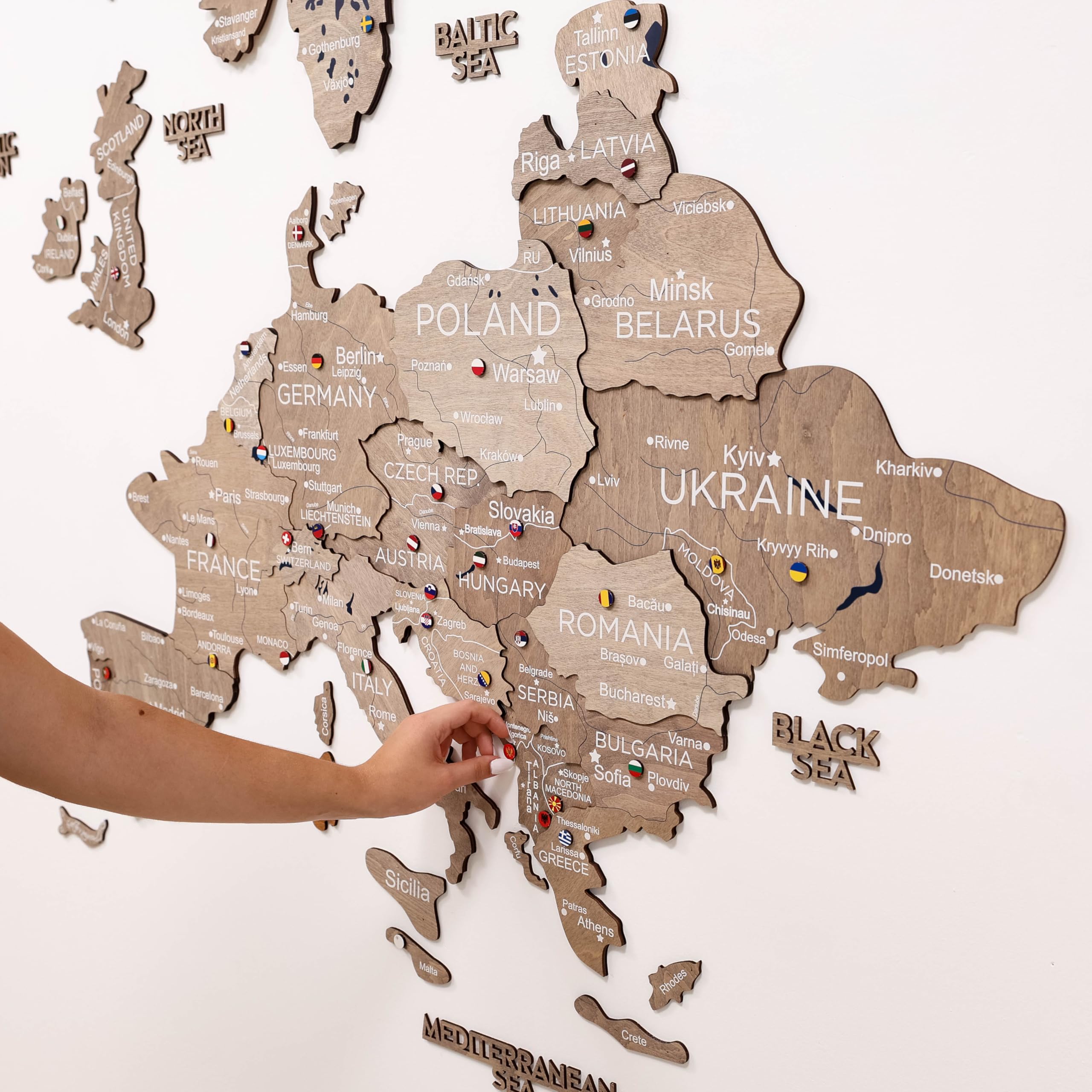 ENJOY THE WOOD Mapa de Europa en Madera 3D – Mapa Europeo Artesanal con Fronteras de Países – Decoración Moderna de Viajes con Pines, Regalo para Parejas y Familias
