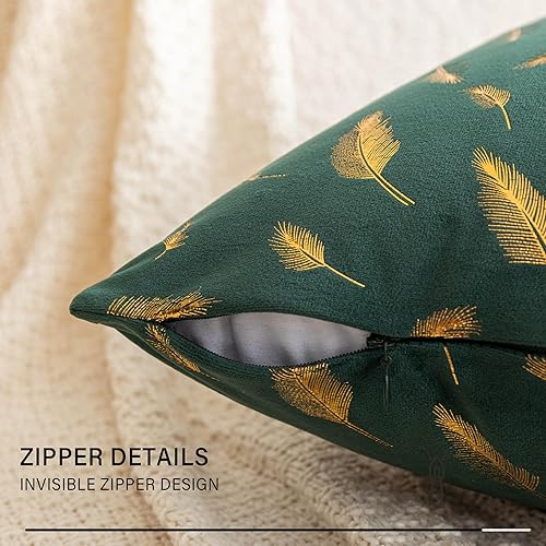Miniatura 8 de AQOTHES Paquete de 2 fundas de almohada decorativas de Navidad verde oscuro de 18 x 18 pulgadas con hojas de plumas doradas, almohadas cuadradas de