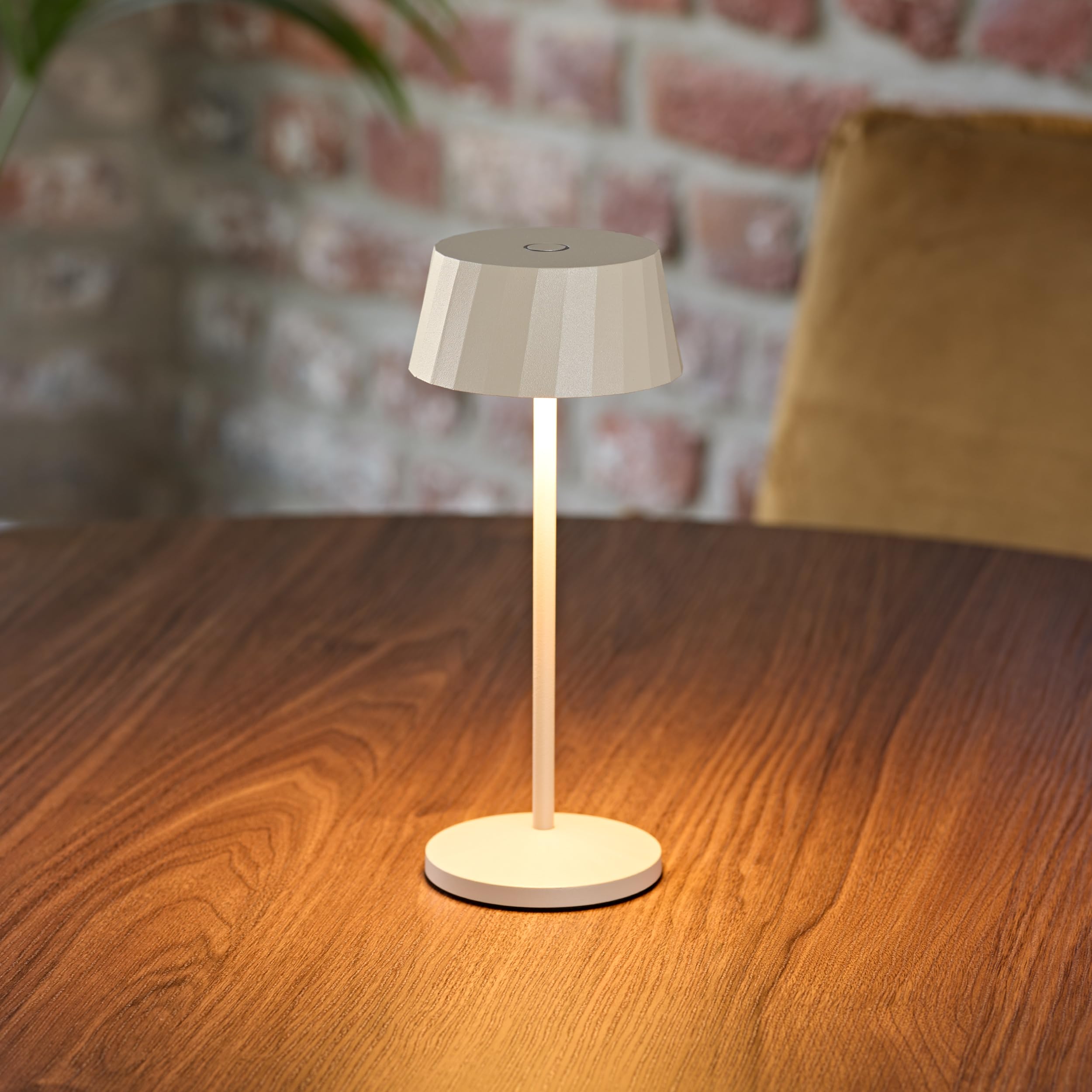 SIGOR Facetta dünenbeige - LED Akku-Tischlampe dimmbar & kabellos mit FlexMood (2200K/2700K), bis 12h Leuchtdauer, USB-C Ladefunktion, IP44 Outdoor & Indoor, Aluminium, Design-Lampe