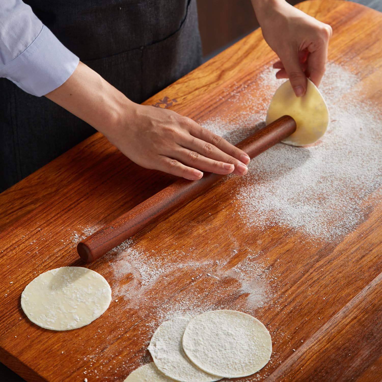 Französisches Nudelholz aus Holz zum Backen – QUELLANCE Teigroller aus Holz mit Silikon-Backmatten-Set, Palisander-Nudelholz zum Backen von Teig, Pizza, Kuchen, Gebäck, Nudeln und Keksen, rote