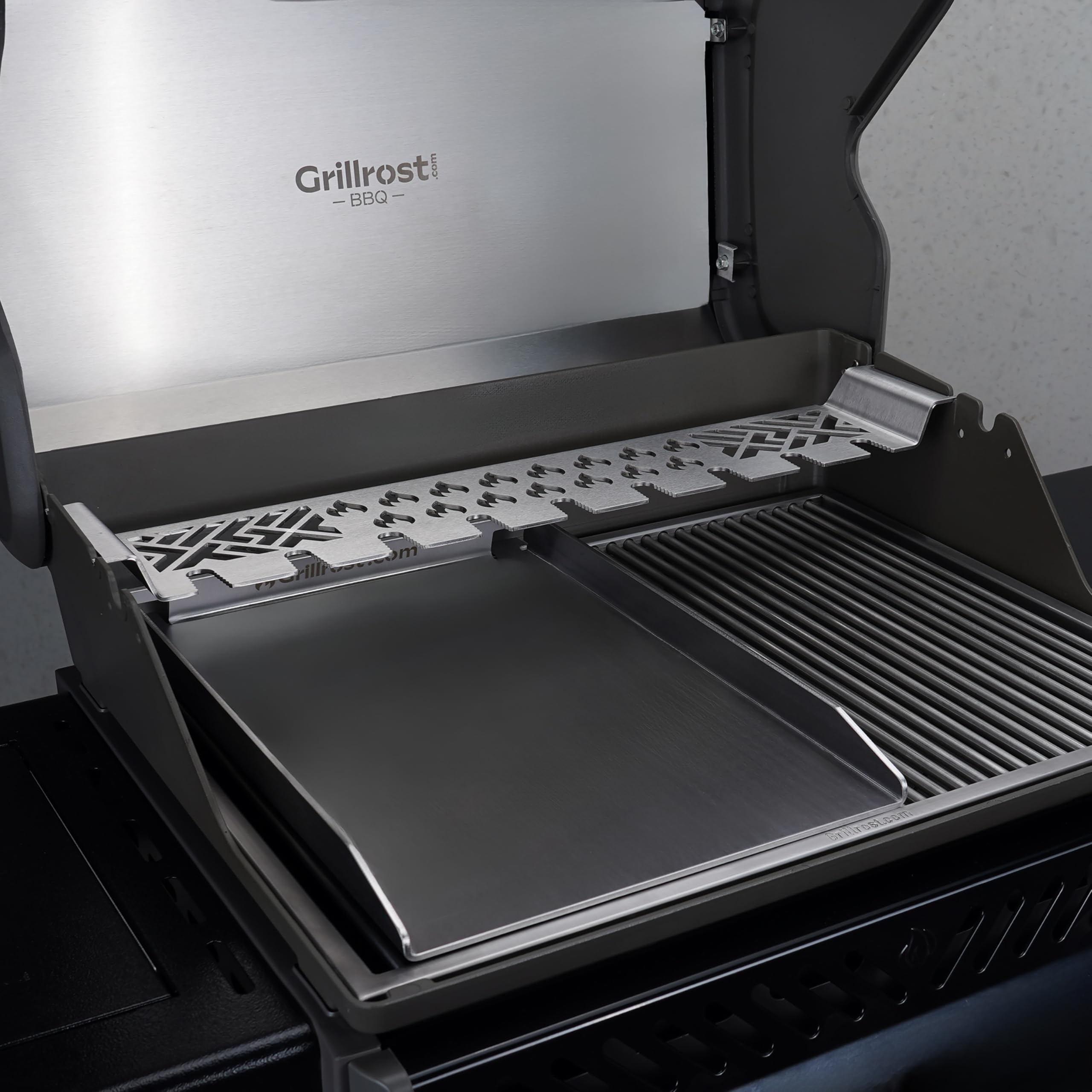 Grillrost.com Das Original Piastra Grill in Acciaio Inox | plancha 45x30cm - Adatta a Napoleon Rogue (con bruciatore Posteriore) | Massiccio 4mm