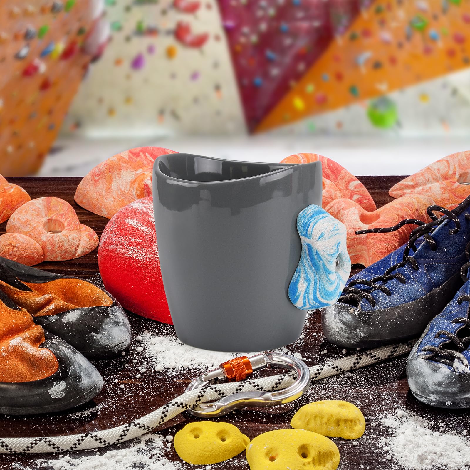 Rock Climbing Mug, Keramikbecher mit Klettertrainingsgriffen, Kletterhaltebecher mit sehr realistischen Klettergriffen, Blau-Weißer Griff, M1-BW