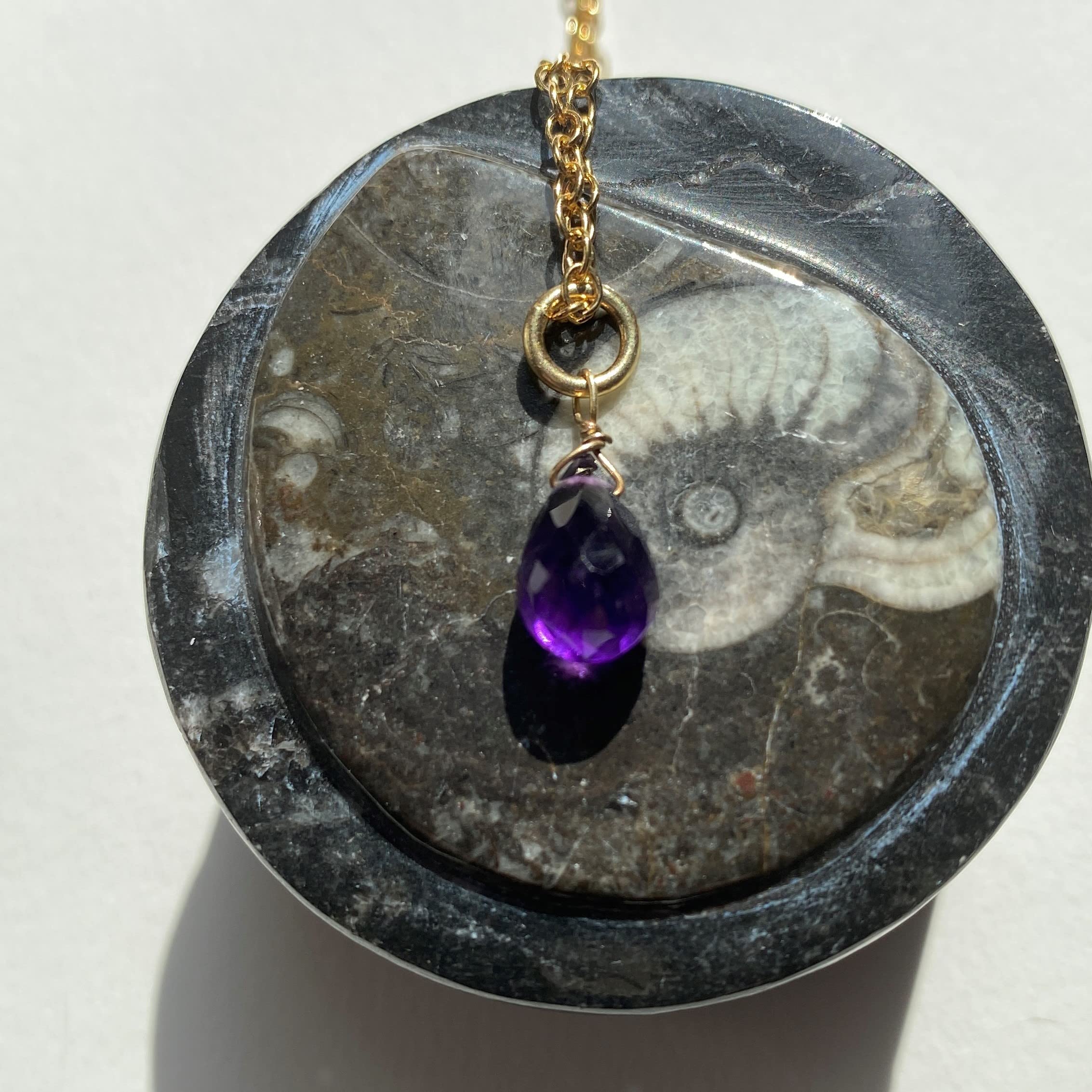 Generisch Amethyst Halskette Gold, Februar Geburtsstein Kette Damen, zierlicher Sommer Kristall Schmuck, Lila Stein Anhänger, Heilstein Wirkung