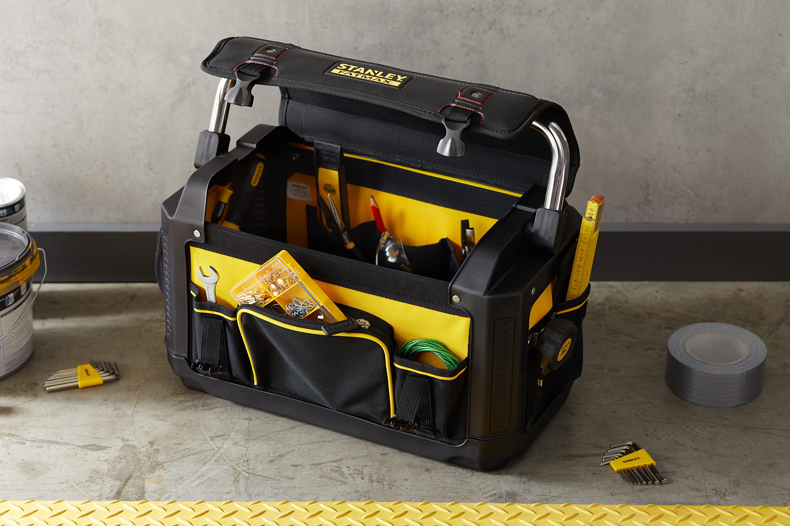 Stanley FatMax 1-79-213 torba na narzędzia (z pokrowcem ochronnym, 51L x27W x31.5H torba z nylonu 600 Denier), wodoszczelna i odporna na uderzenia, wytrzymała torba z wieloma kieszeniami wewnętrznymi