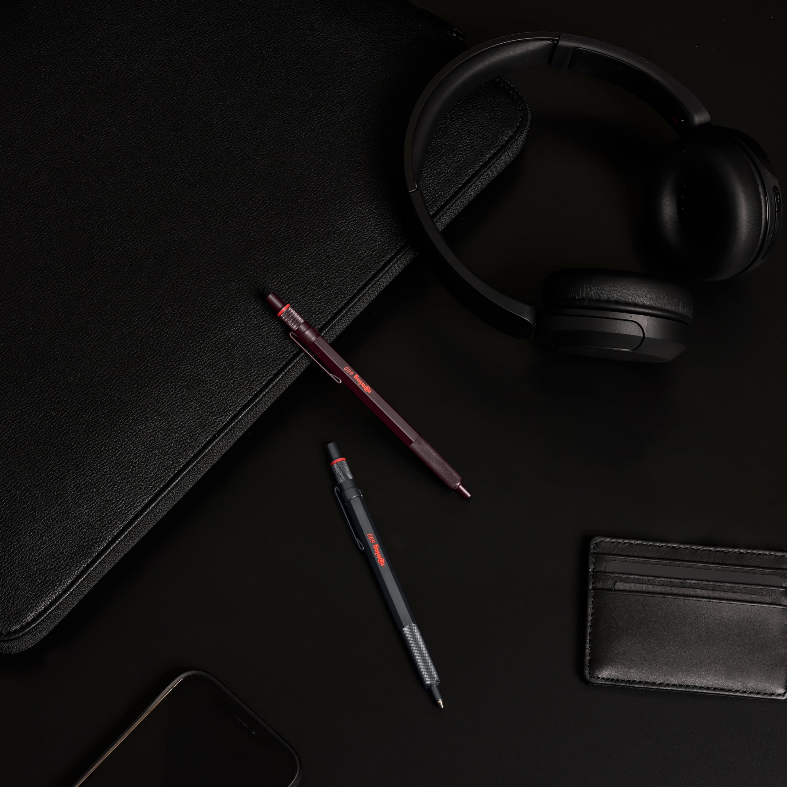 rOtring Bolígrafo 600 y estuche de terciopelo, punta media, tinta negra, bolígrafo de cuerpo totalmente metálico, piedra oscura, agarre estriado antideslizante y barril hexagonal, recargable, juego
