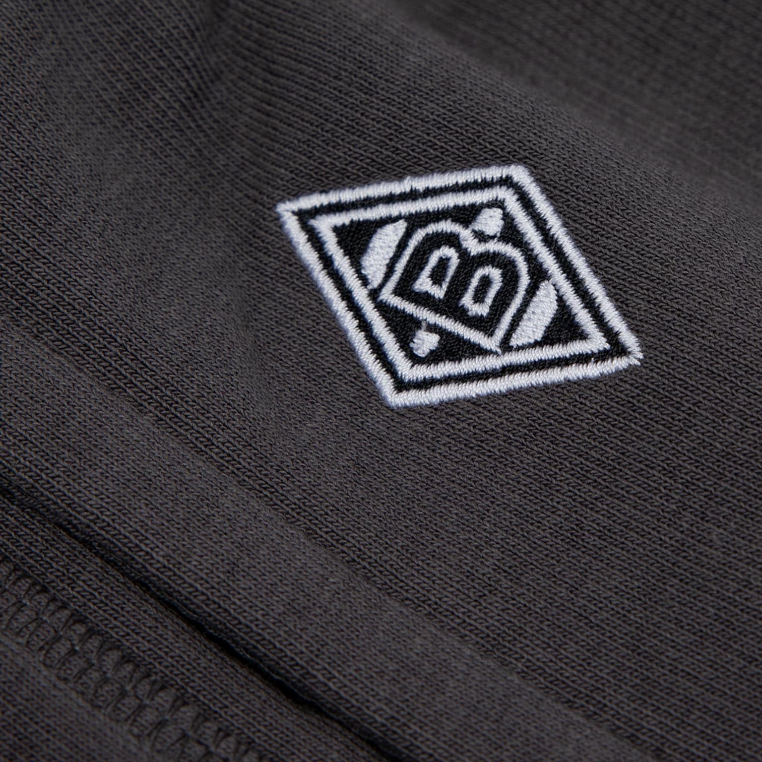 Borussia Mönchengladbach Sweathose Emblem Dark Grey | Offizieller Fanartikel Fohlenshop | Jogginghose mit gesticktem Vereinslogo