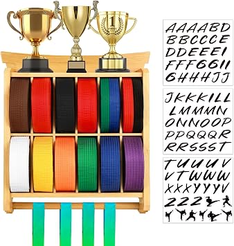 حامل عرض حزام Tilhumt 12 Belts مع حامل عرض الكأس والميدالية ، رف عرض حزام التايكوندو مع ملصقات ، عرض حزام فنون الدفاع عن النفس للأطفال والكبار