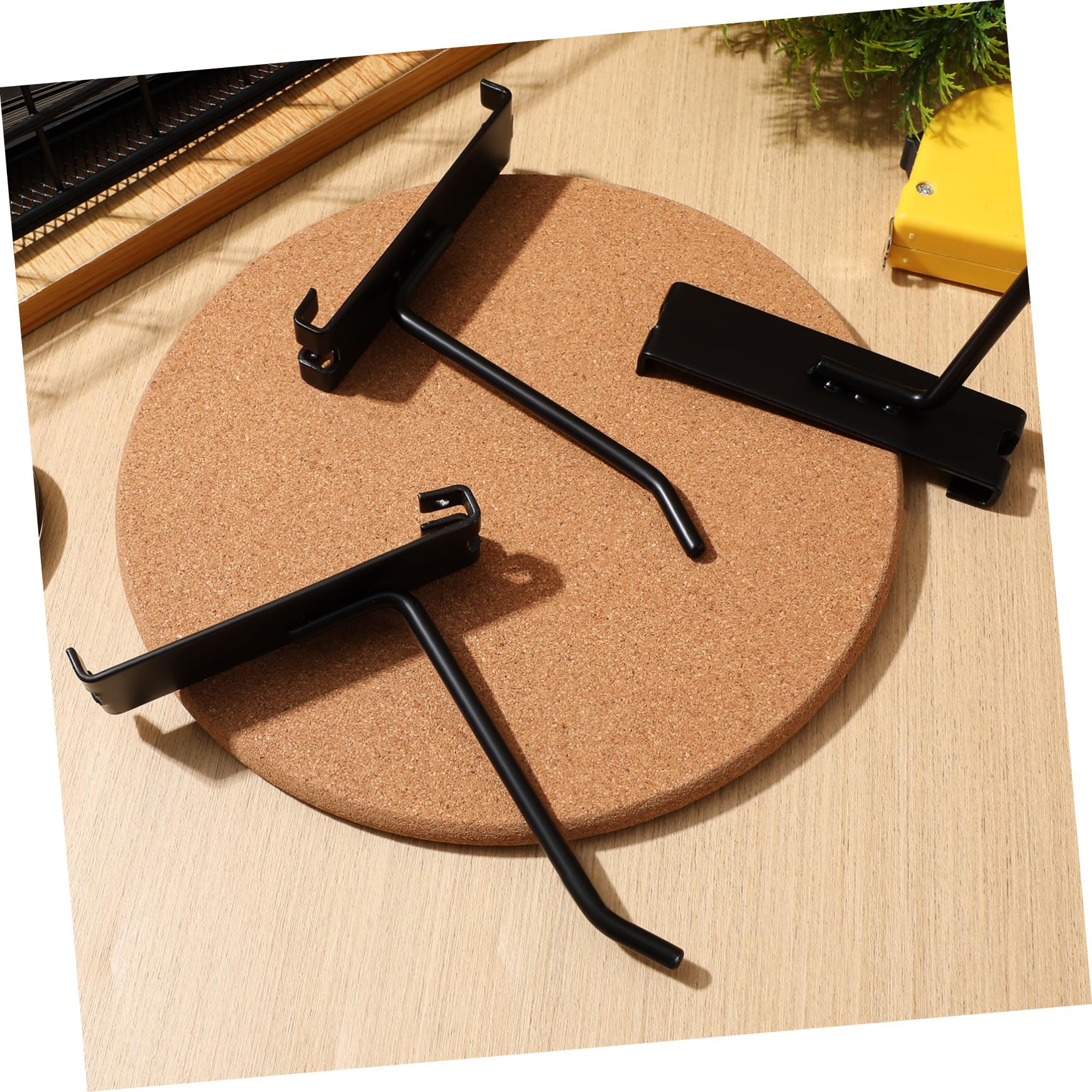 Housoutil Ganci per Pannello Forato in Ferro Nero 12 Pezzi Design Robusto e Morsetto Piegato per Organizzazione e Esposizione Sicura su Griglie e Mensole