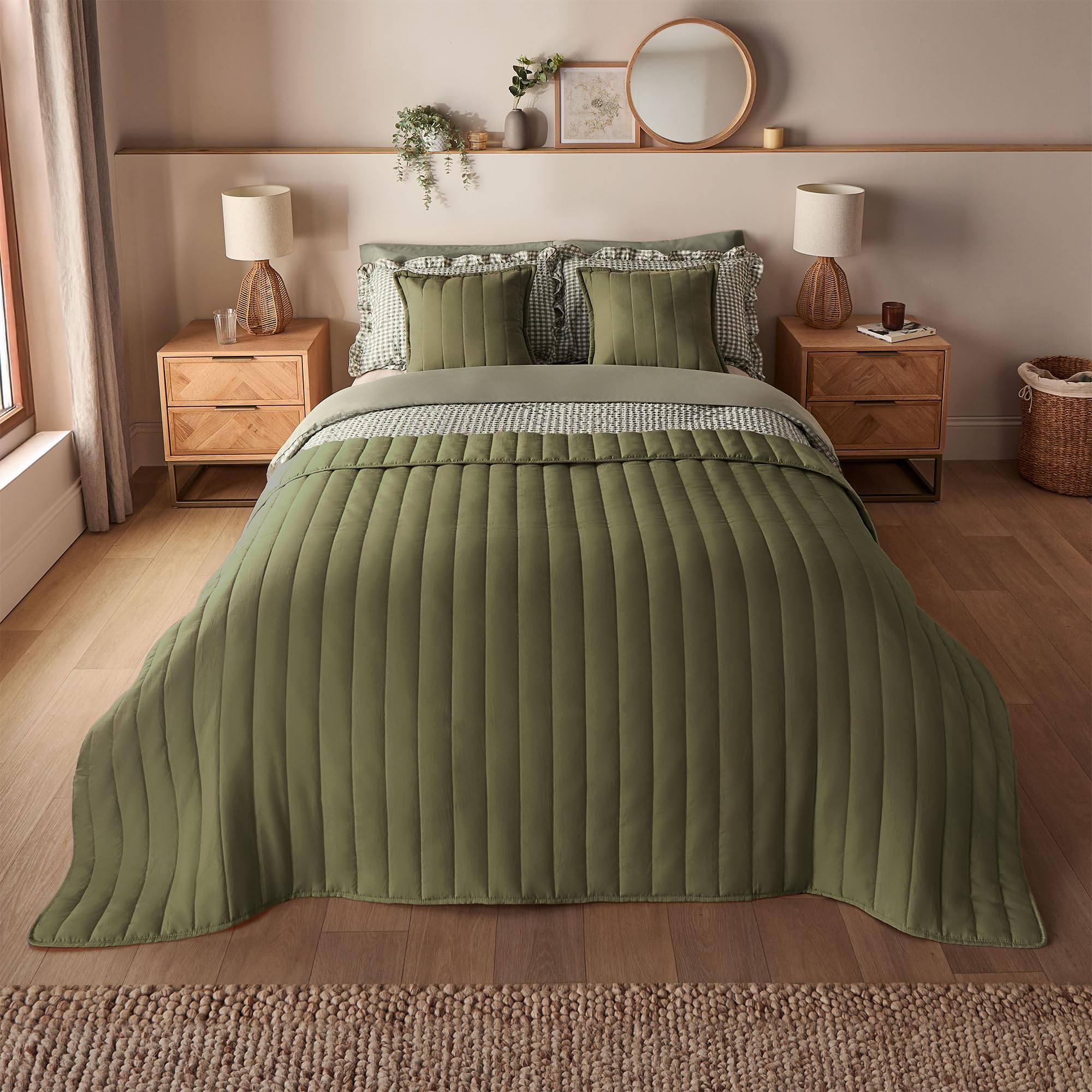 Silentnight Supersoft Quilted Bedspread - Add a Layer of Extra Style and Warmth - Smooth Comfy Touch Microfibre Coverlet Bed Sofa Throw - Machine Washable and Non-Iron Fabric - 150x200cm, Green