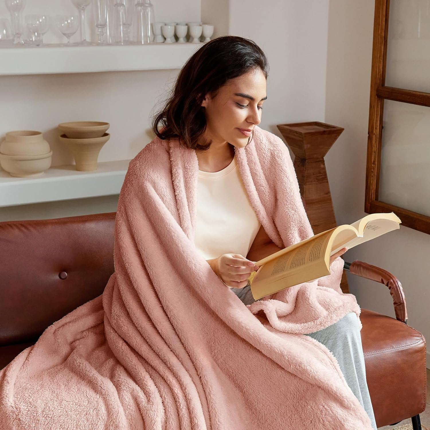 Exclusivo Mezcla Queen Size Blanket for Bed, Super Soft Velvet Plush Fleece Blankets, Fuzzy Cozy and Warm for Winter, 90x90 Inches, Pink - Image 4