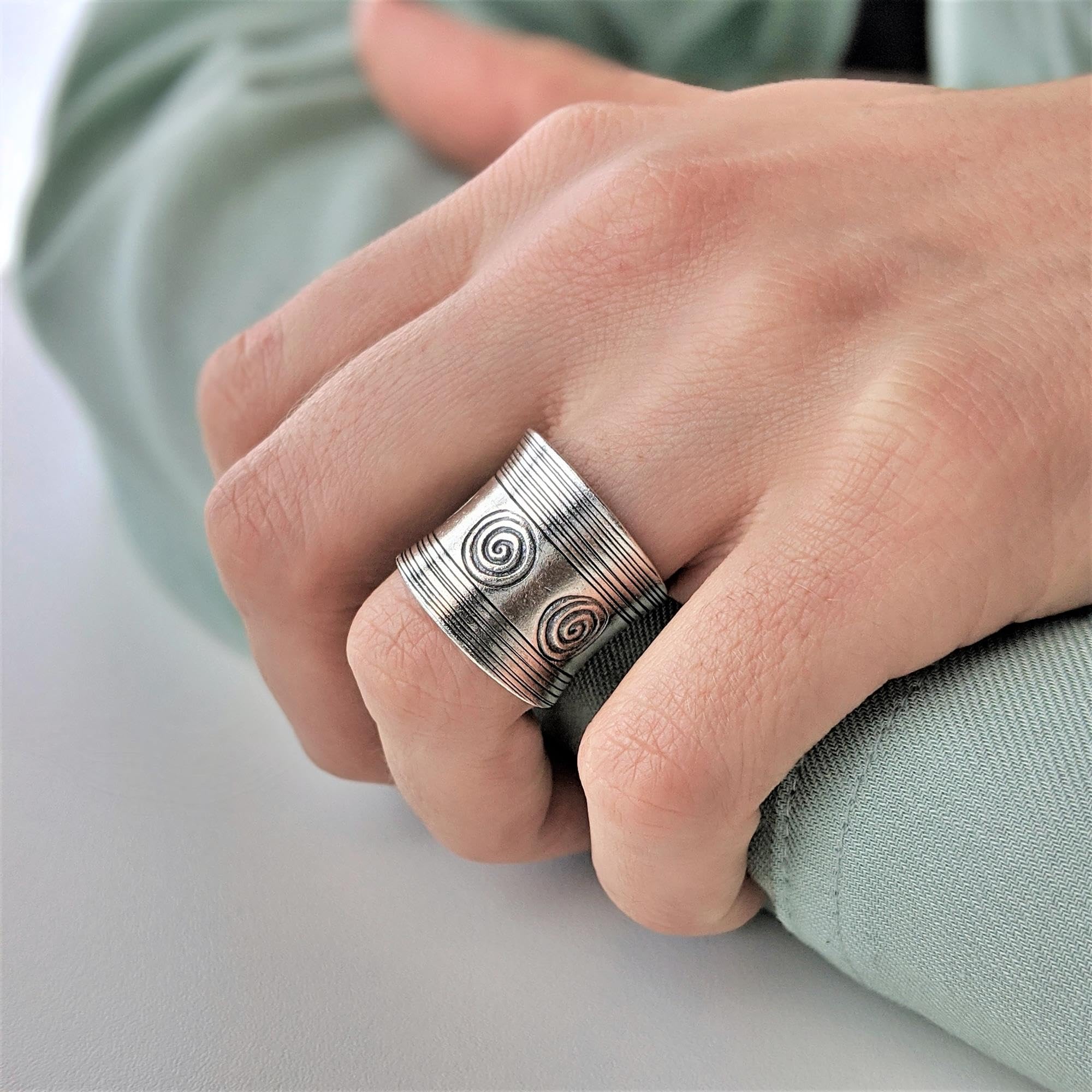 81stgeneration Hill Tribe Anello Concavo in Argento con Motivo a Spirale | Fascia Larga Regolabile in Argento Massiccio 999 | Anelli Tribali per il Pollice da Donna | Gioielli Boho Unici Fatti a Mano