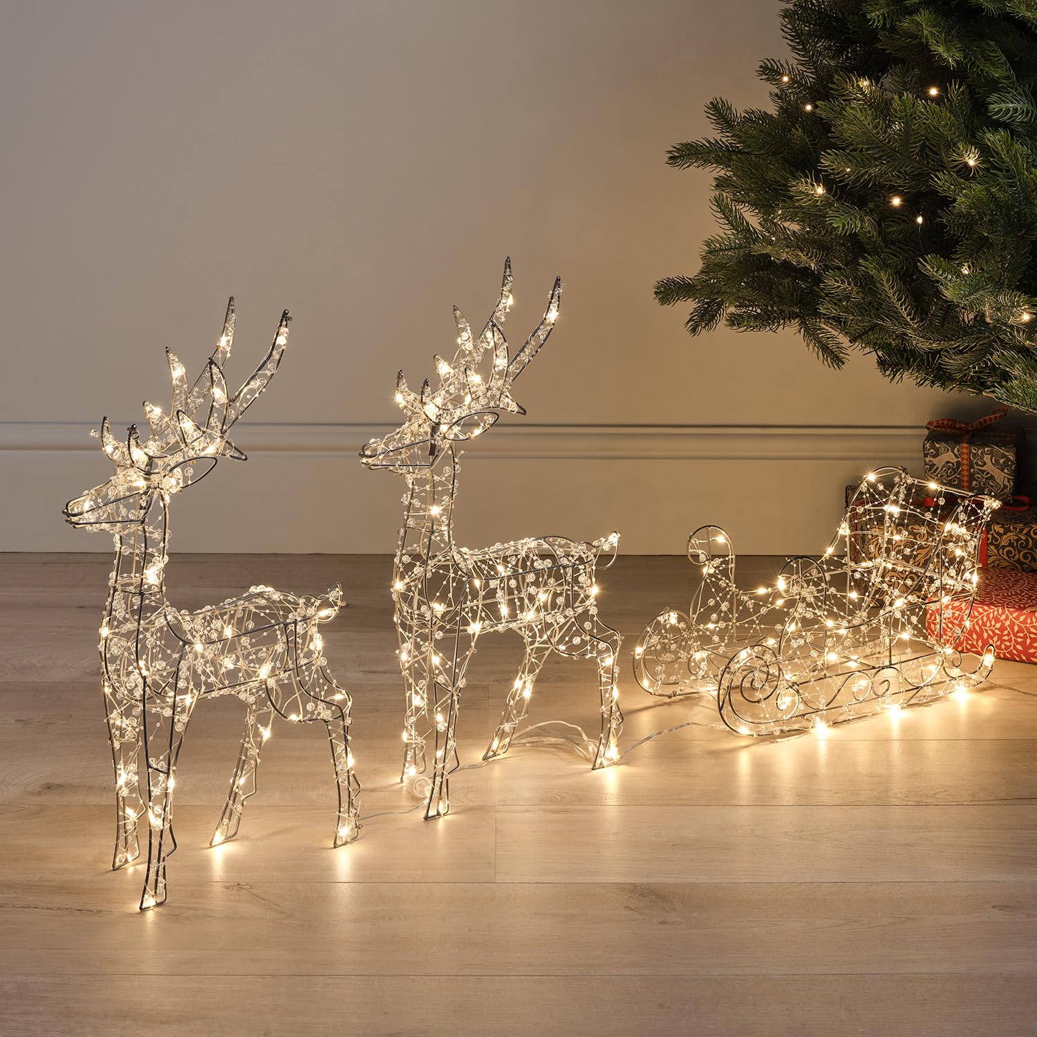 Lights4fun - Set di 2 Renne Natalizie Illuminate, con Slitta, Decorazione in Miniatura, Addobbi di Natale con 150 Luci Micro LED Bianco Caldo, con Timer, Cavo di Alimentazione, per Interni ed Esterni