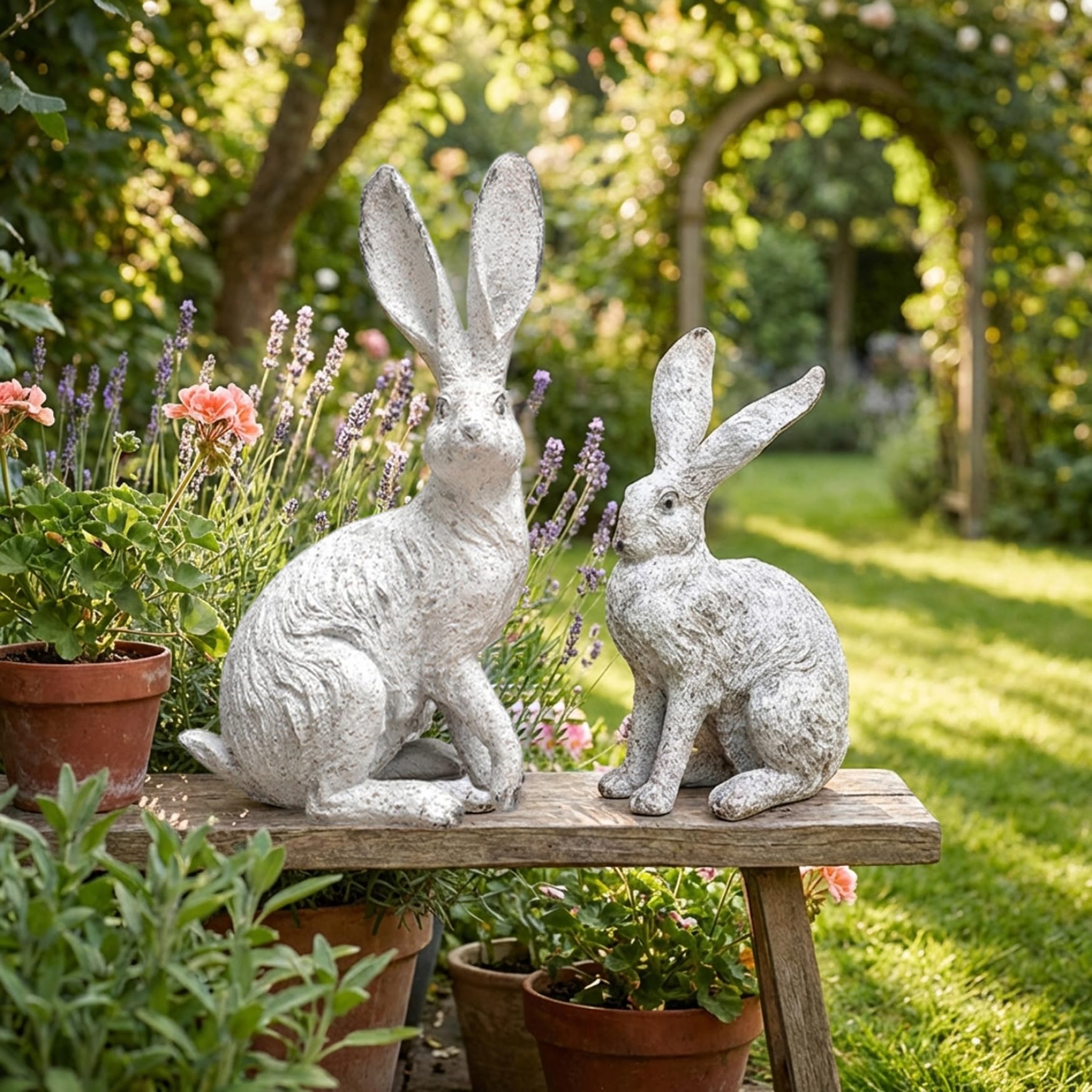 Figurine lapin en résine blanche : décoration extérieure minimaliste