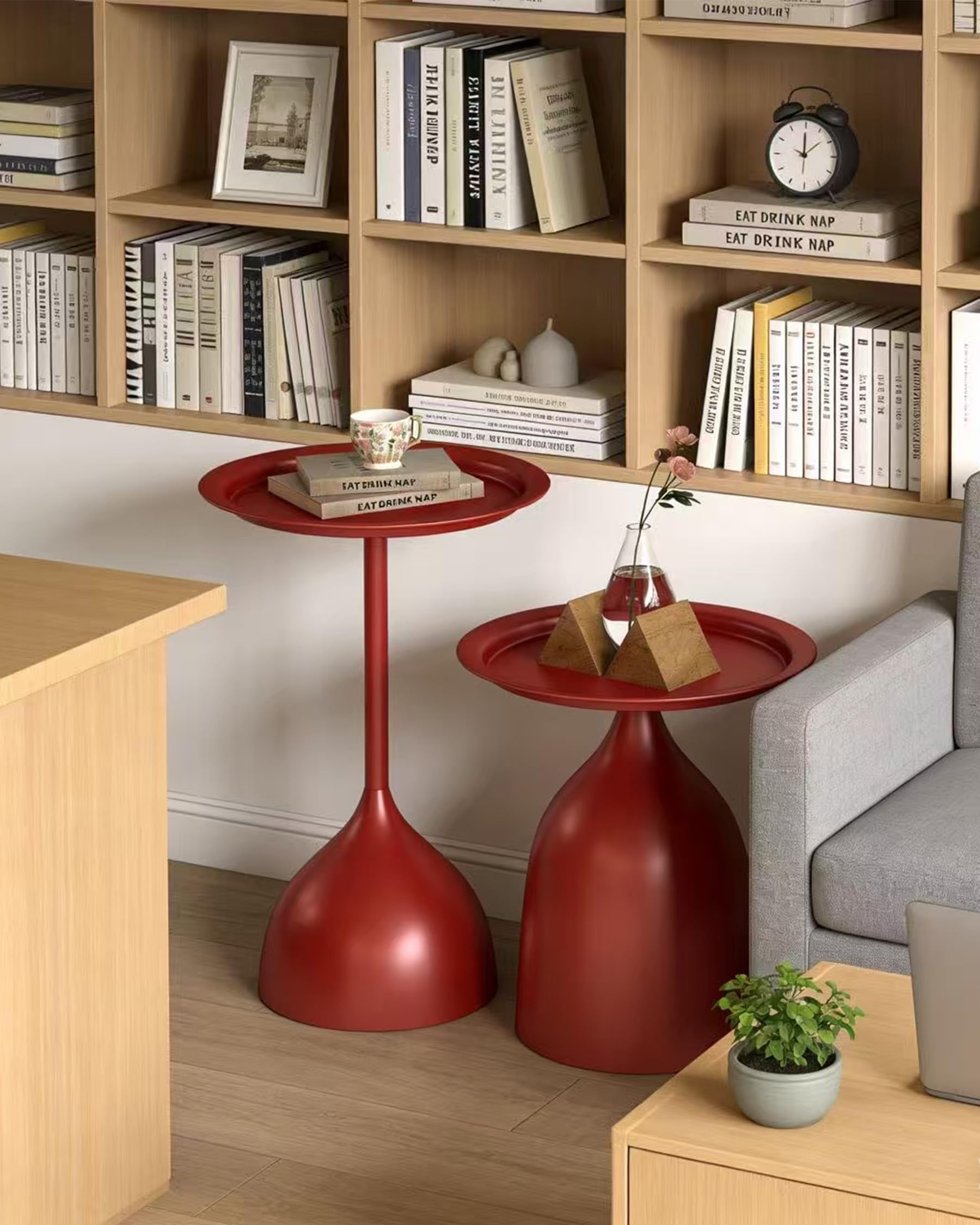 Set di 2 Tavolini Rotondi in Metallo, Piccolo Tavolino Camera da Letto per la Decorazione di Interni, Tavolino da Caffè in Metallo Rosso (Diametro 40 x 60 cm e 40 x 42 cm)