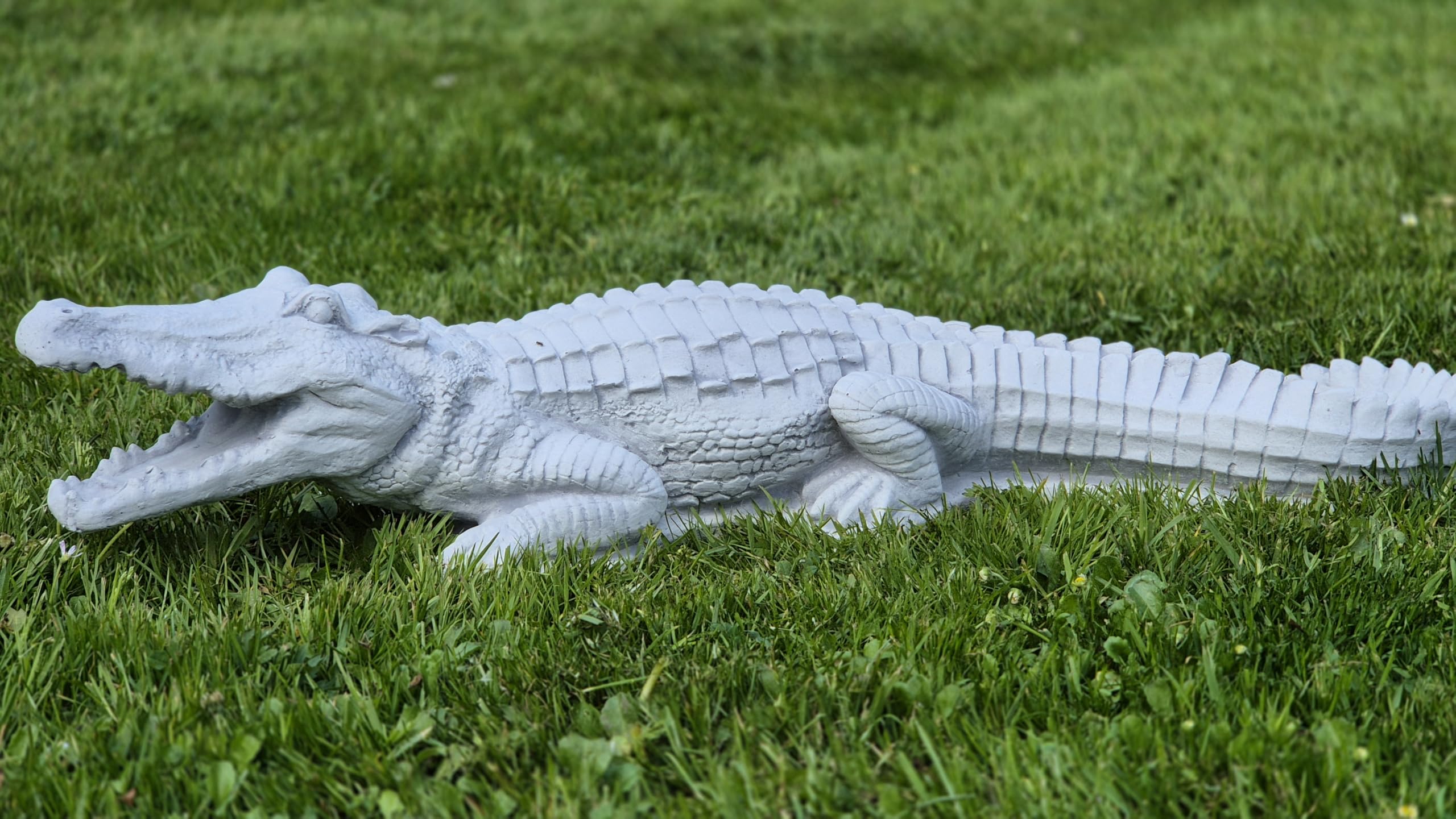 FABRIQ Crocodile 68 cm – 10 kg – Statue en pierre artificielle grise – Décoration de jardin résistante au gel – Statue animalière massive