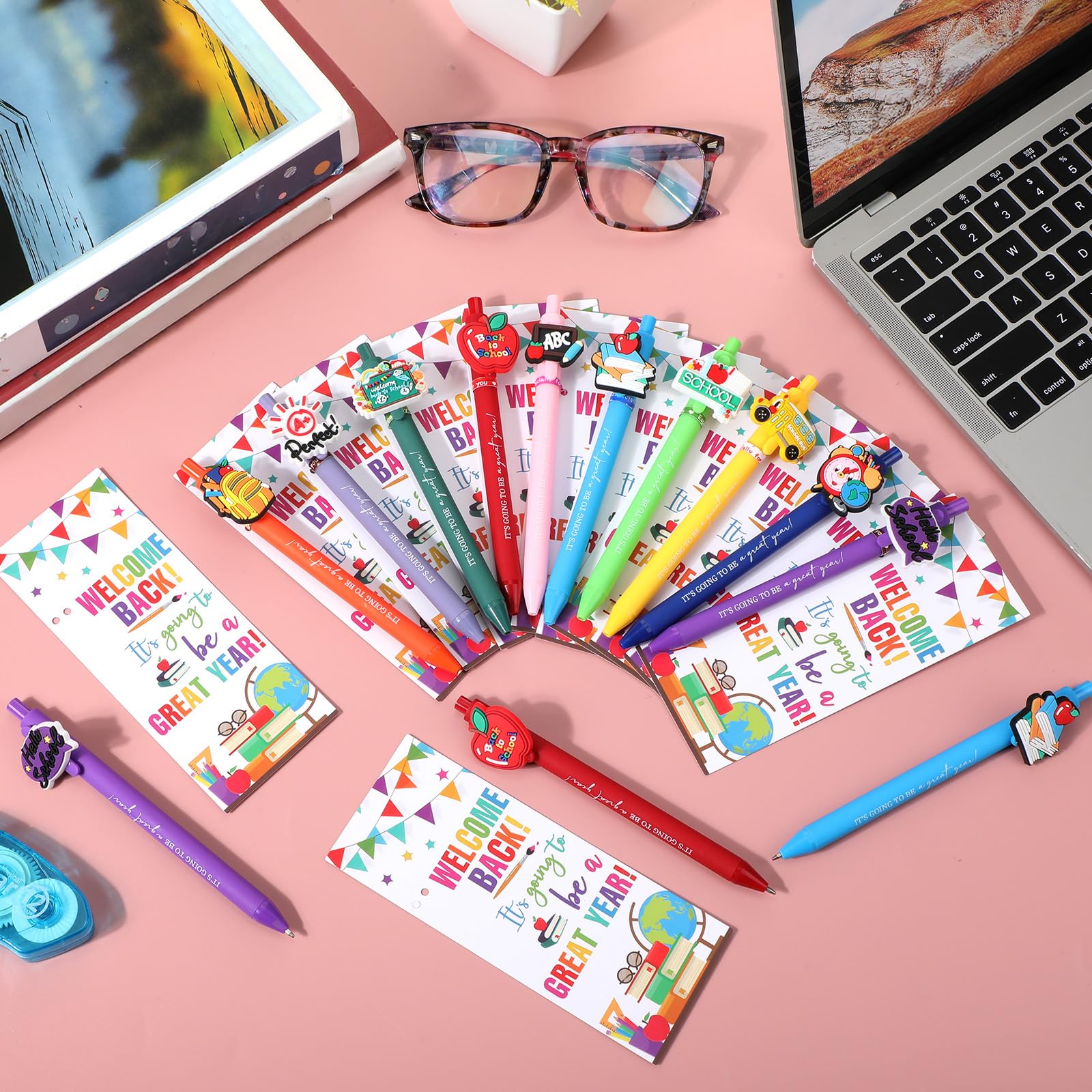 MotiMind 100 Sets Schulanfangsgeschenke, Großpackung zum Schulanfang, Schreibwaren, Geschenke enthalten niedliche Kugelschreiber, inspirierende Grußkarten für Lehrer, Studenten, Klassenzimmer