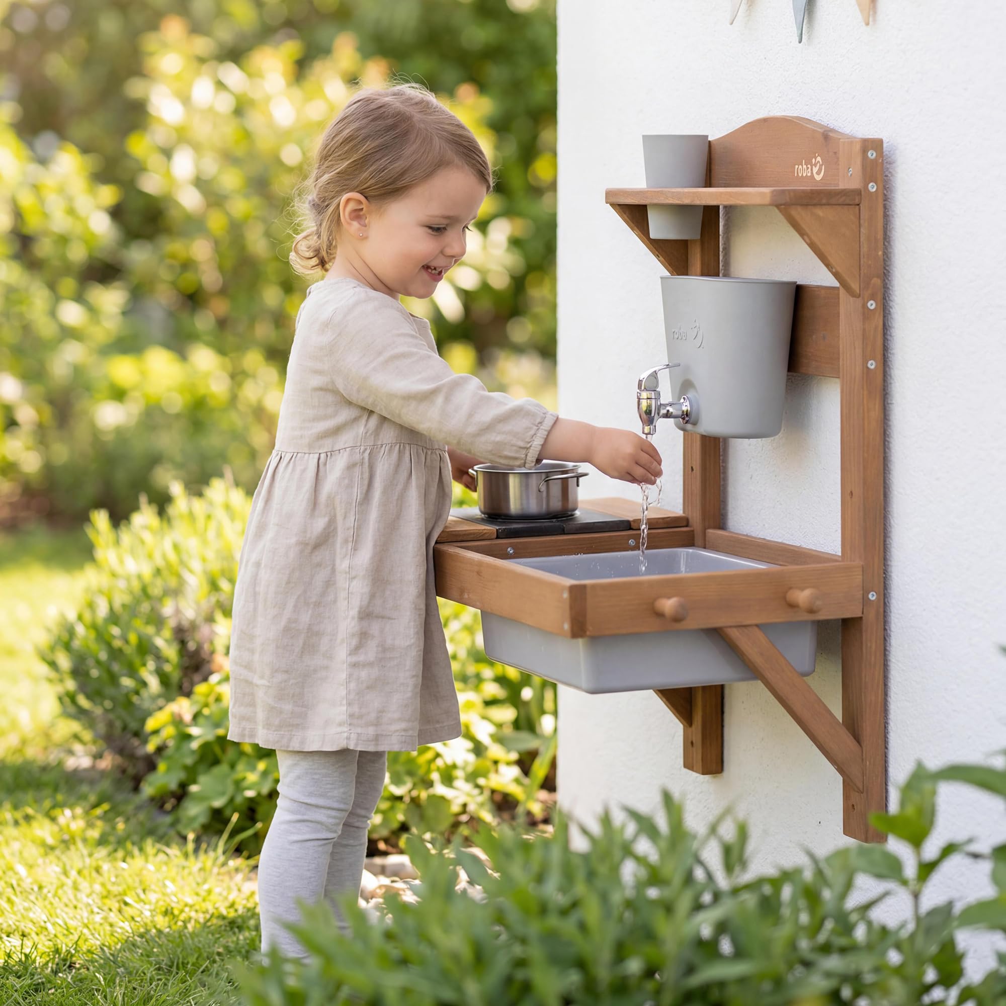 roba Cuisine Extérieure Murale pour Enfants avec Évier, Plaque de Cuisson, Réservoir à Eau et Accessoires - Mini-Cuisine à Suspendre en Bois Massif Lasuré Teck