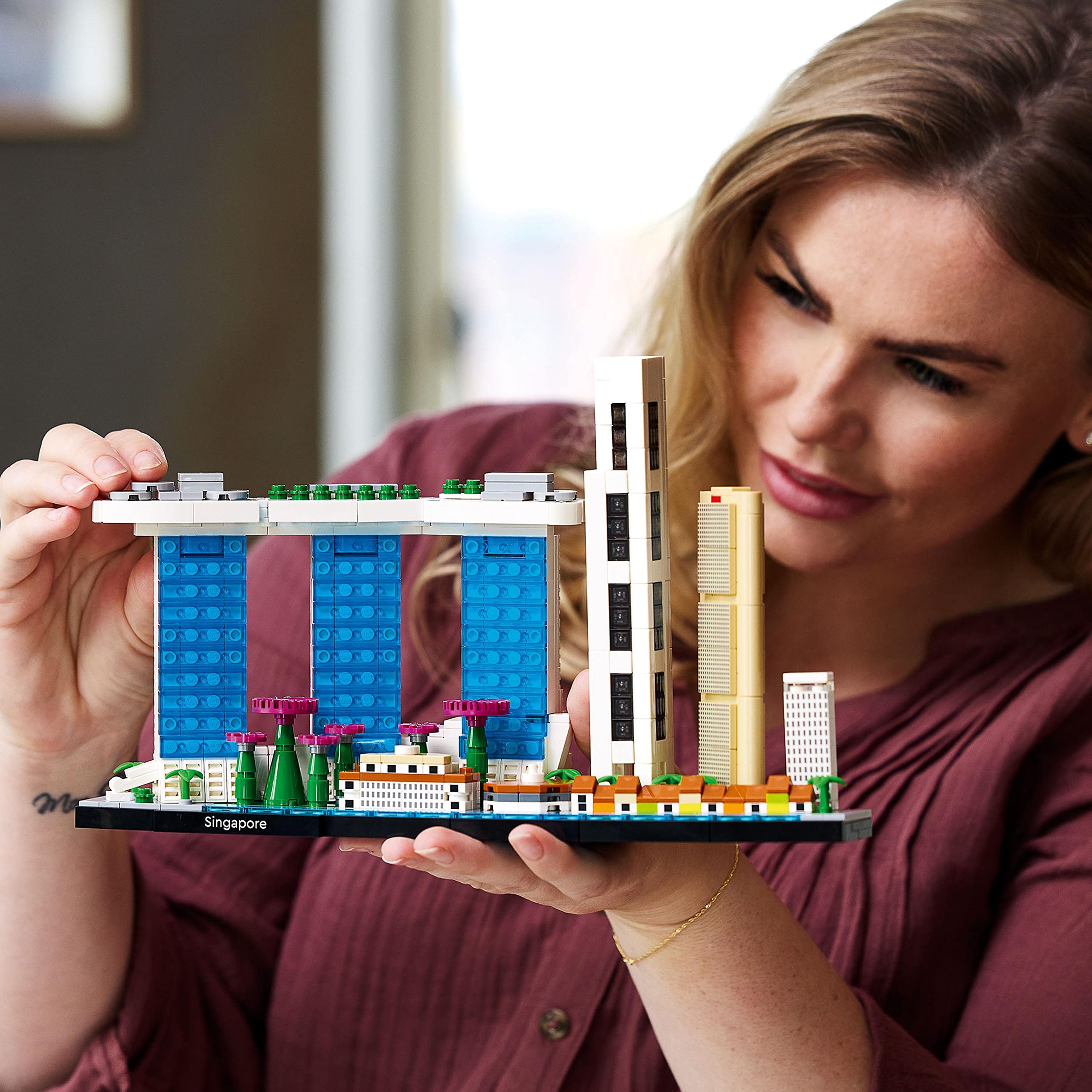 LEGO Architecture Singapore, Kit Modellismo per Adulti da Collezione, Idea Regalo per Uomo, Donna, Lui o Lei, Set di Costruzioni della Collezione Skyline, Hobby Creativo Fai da Te 21057