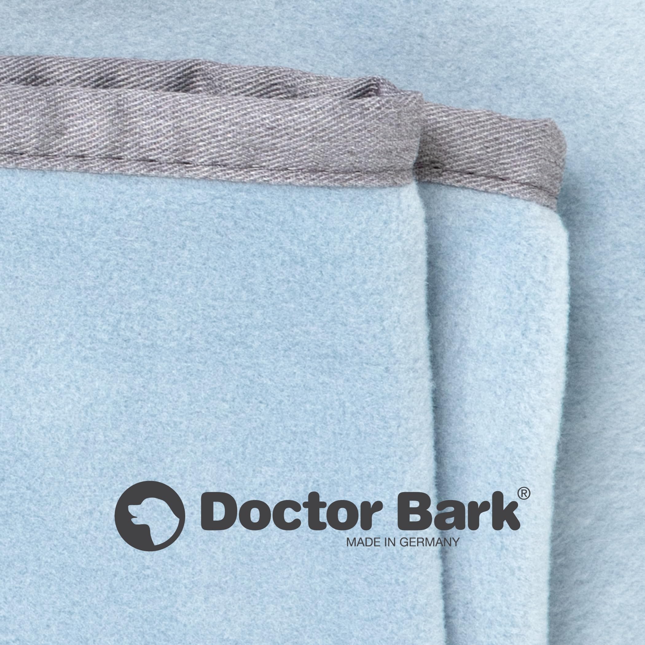 Doctor Bark Manta acogedora para Perros, Lavable hasta 95 °C, higiénica, Suave Manta Polar para sofá y Cama para Perros, Manta mullida para Mascotas, Fabricada en Alemania (140 x 100 cm, Azul Claro)