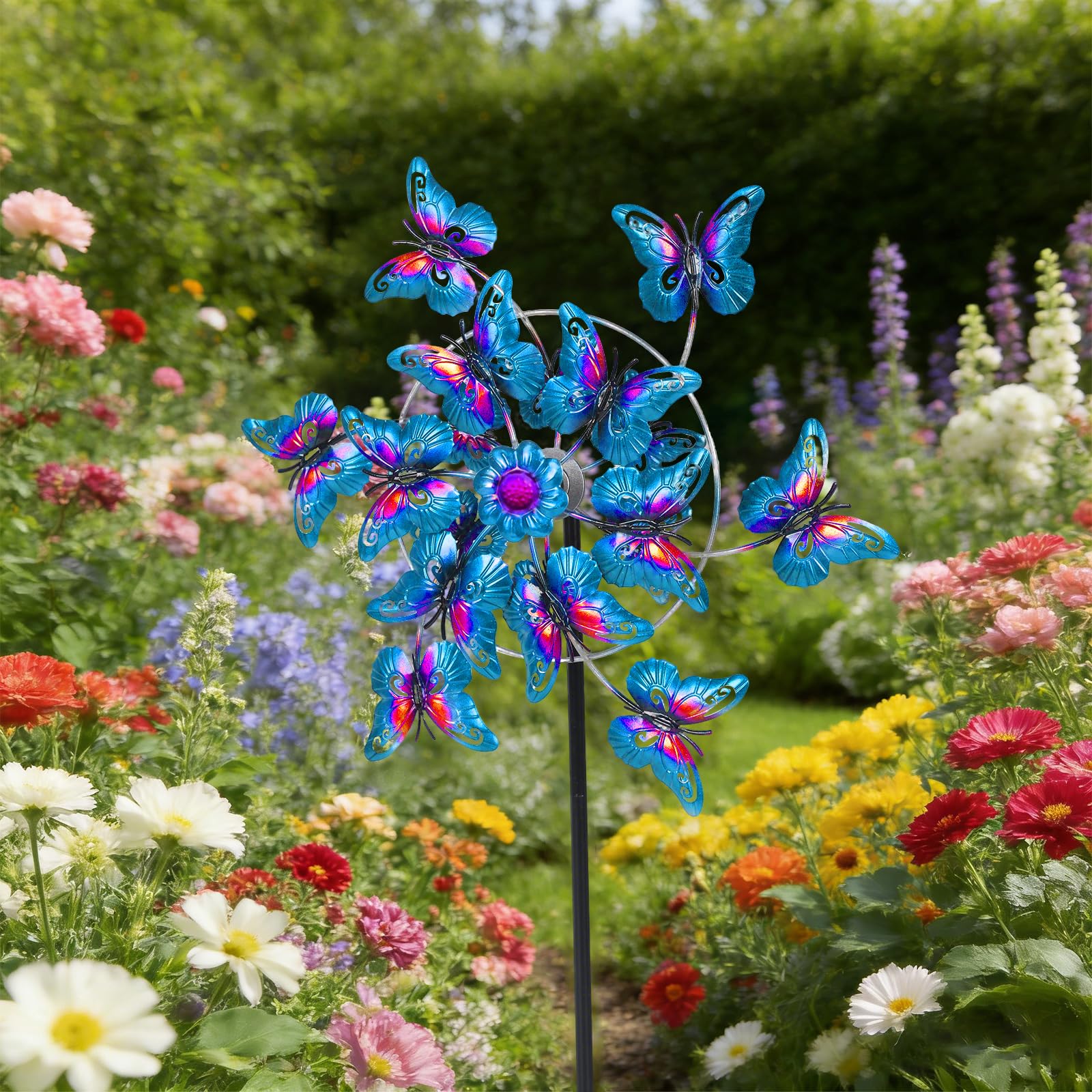 Girandola a vento con farfalla per esterni, scultura da giardino, mulino a vento cinetico in metallo con palo a terra, decorazione artistica per cortile, prato, patio, balcone (blu + viola)