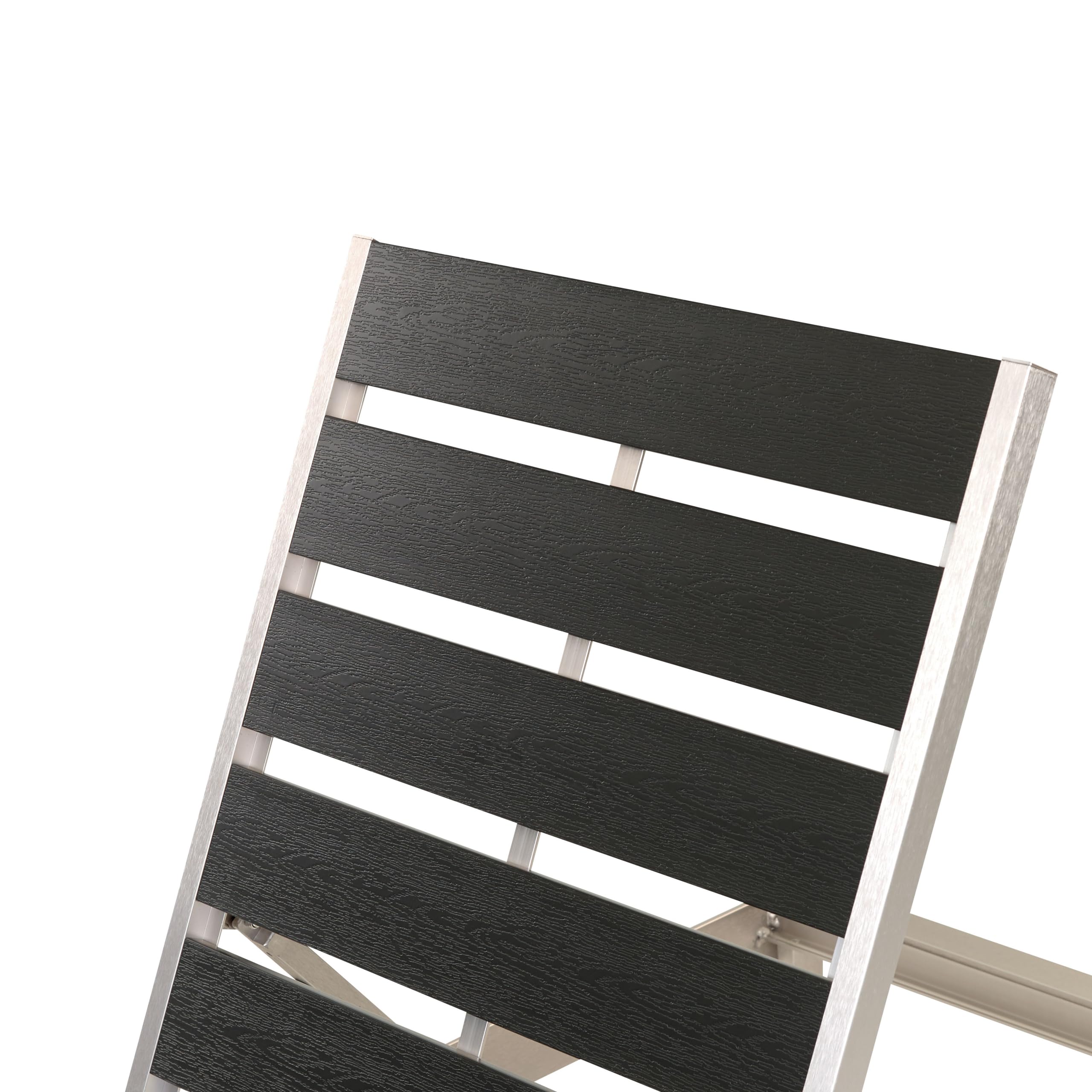 Leżak ogrodowy regulowany zagłówek aluminium sztuczne drewno czarny ze srebrnym Nardo