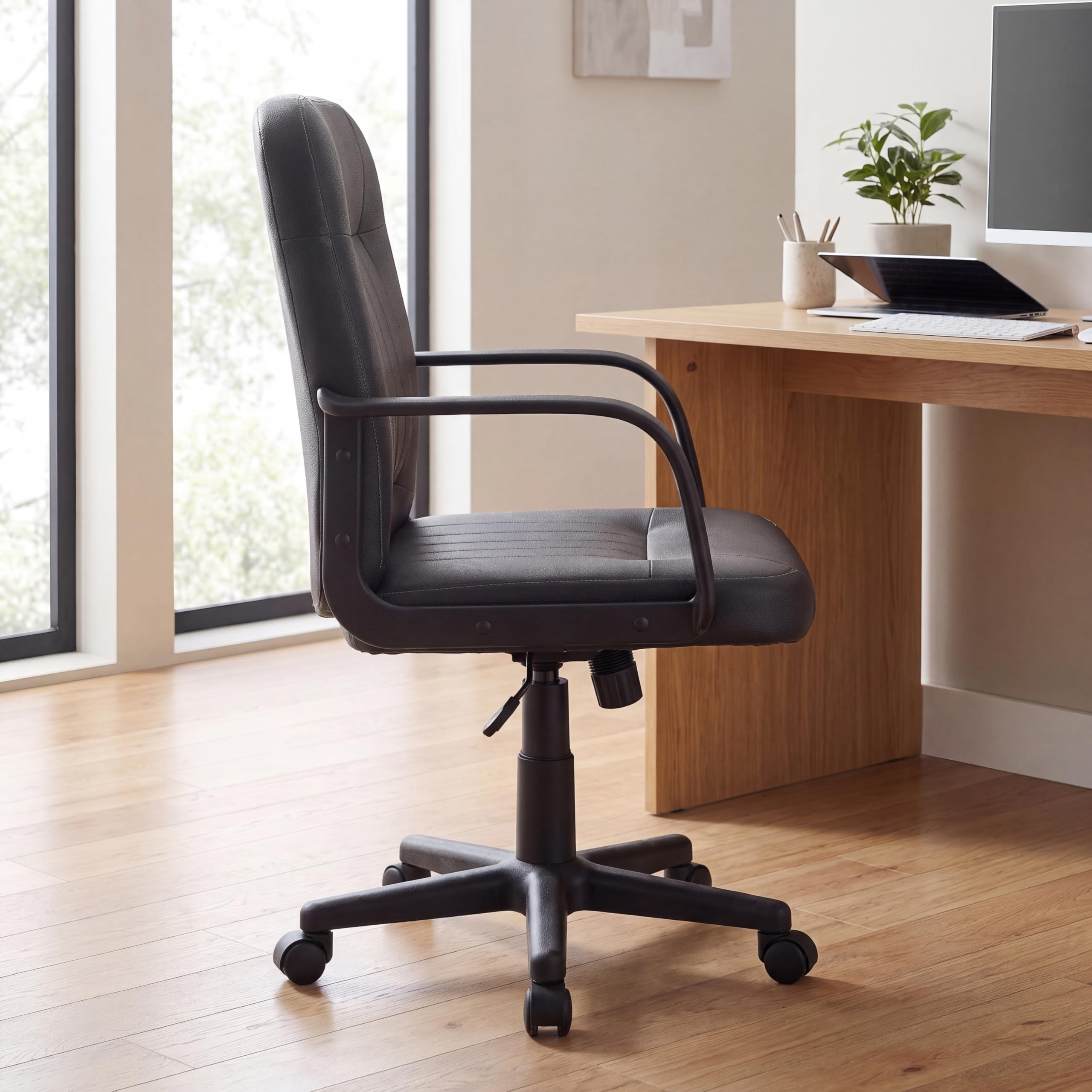 Vida Designs Morton - Silla de Oficina ejecutiva de Cuero de Altura Ajustable con Brazos y Ruedas para Trabajo en casa y Estudio (Negro)