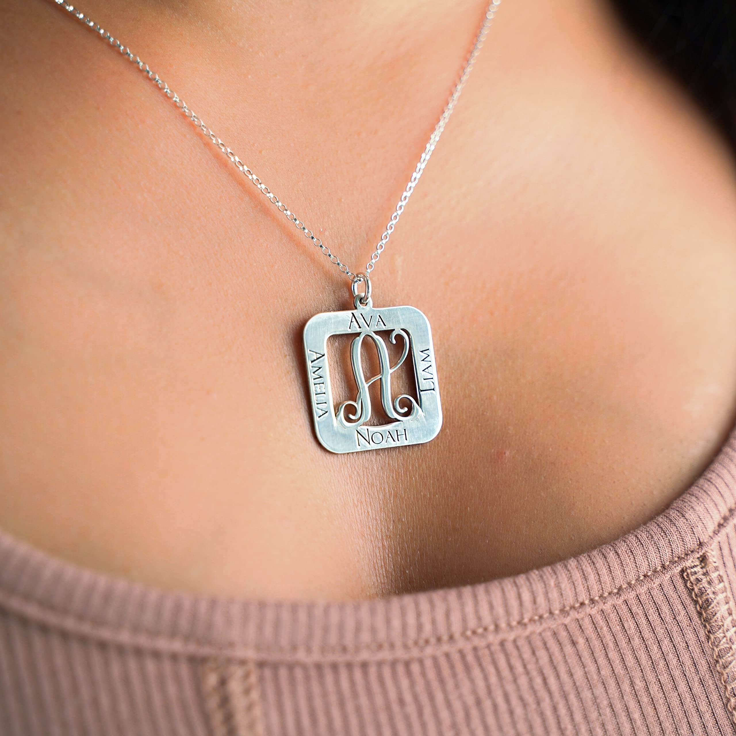 Collar con colgante de plata de ley de corte cuadrado con inicial y nombre. Monograma central personalizado y nombres. Elección de cadenas. Plata de ley, chapado en oro de 14 quilates o chapado en oro