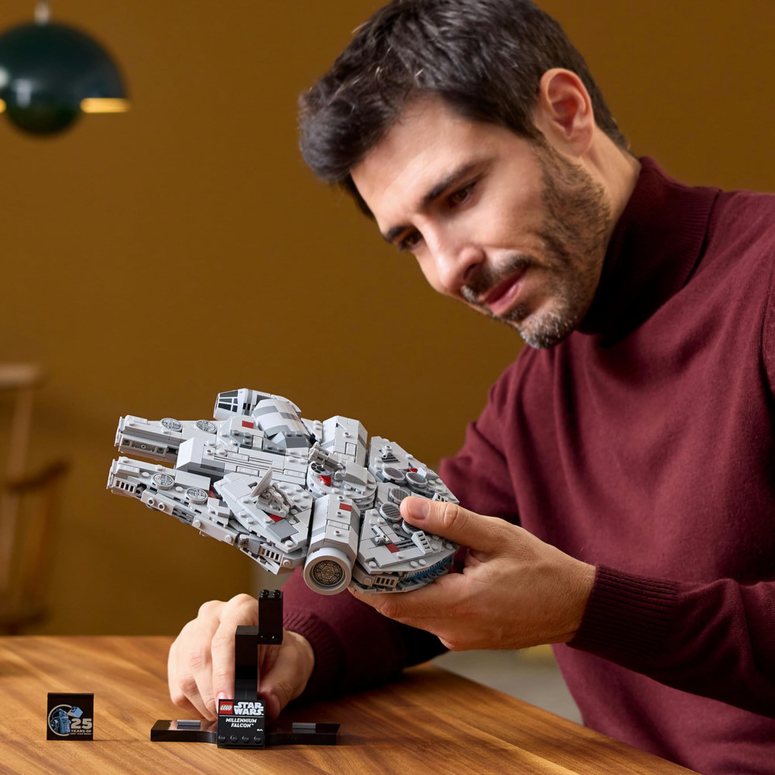 LEGO Star Wars Sokół Millennium 75375 | Model do ekspozycji, kolekcjonerski zestaw klocków dla dorosłych, prezent dla fana Star Wars, ozdoba na biurko, 921 elementów