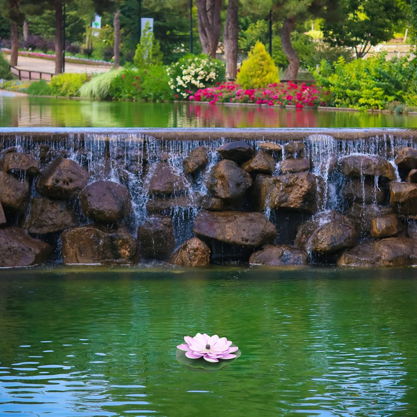 Ciieeo Fuente Solar Flotante de Plástico para Estanque al Aire Libre Diseño de Nenúfar Púrpura, Segura y Decorativa para Jardín y Parque