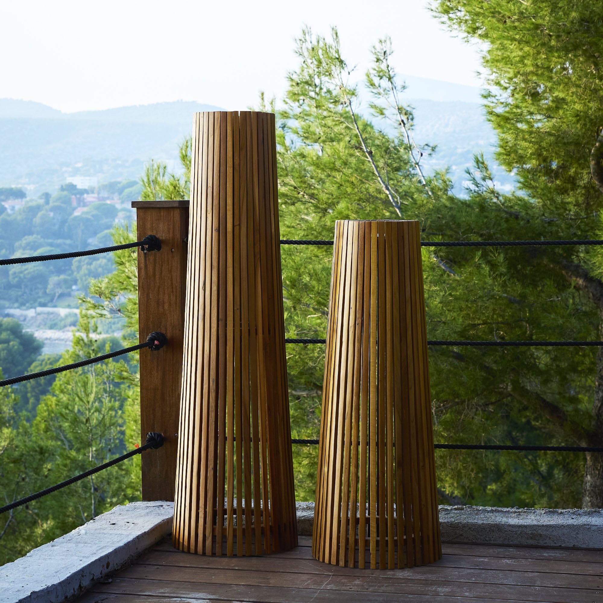 Lumisky - Lámpara de pie solar para exteriores tecka tall de madera teca con módulo LED blanco cálido y mando a distancia (120 cm)