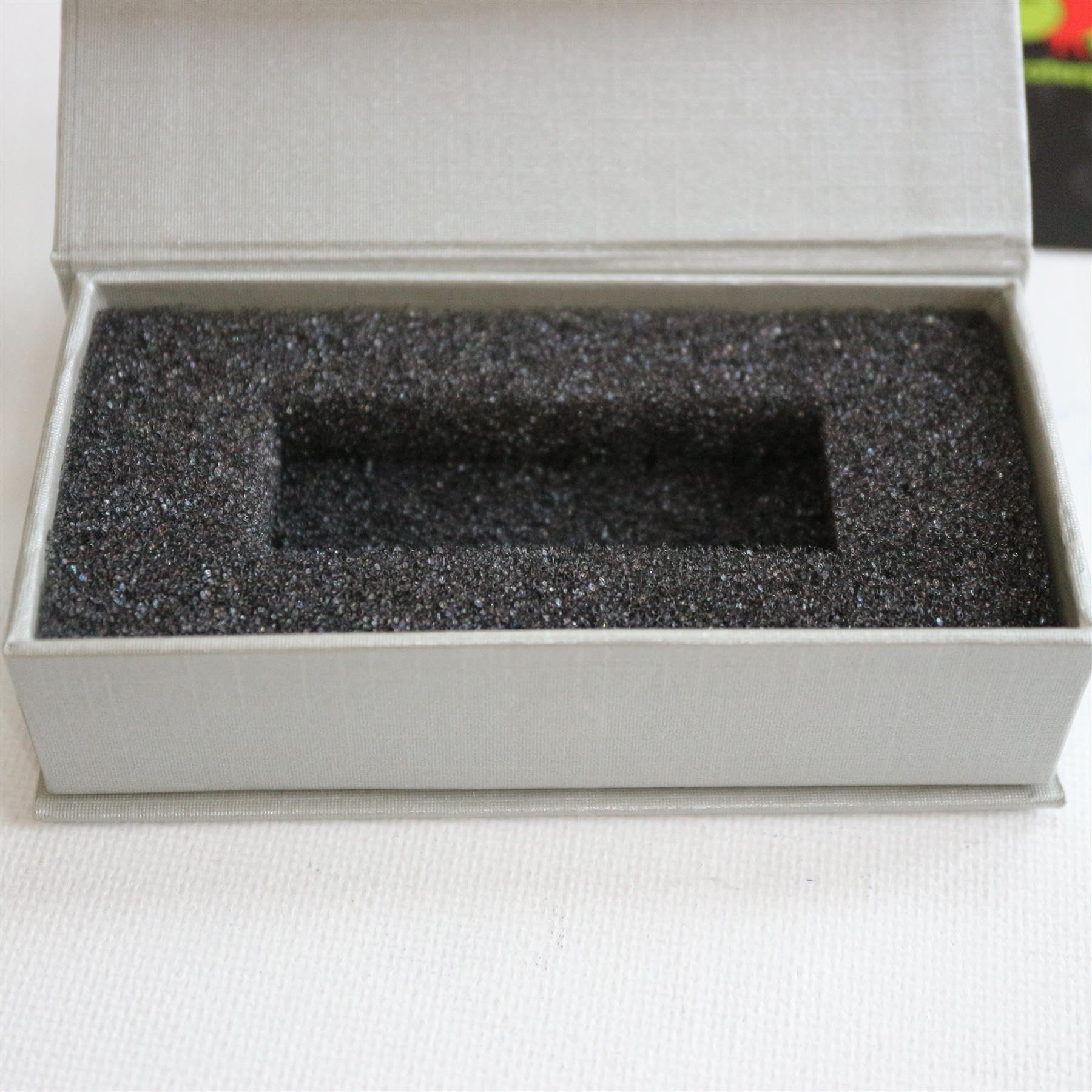 4x Grigio Argento Scatoletta Regalo Magnetica per USB da Presentazione - Scatoletta Regalo con Chiusura Magnetica. Include spuma, da usare con chiavette e drive rimovibili