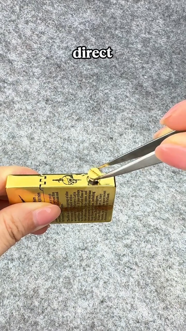 Encendedor mecánico clásico de bronce grabado Thorens miniatura 7