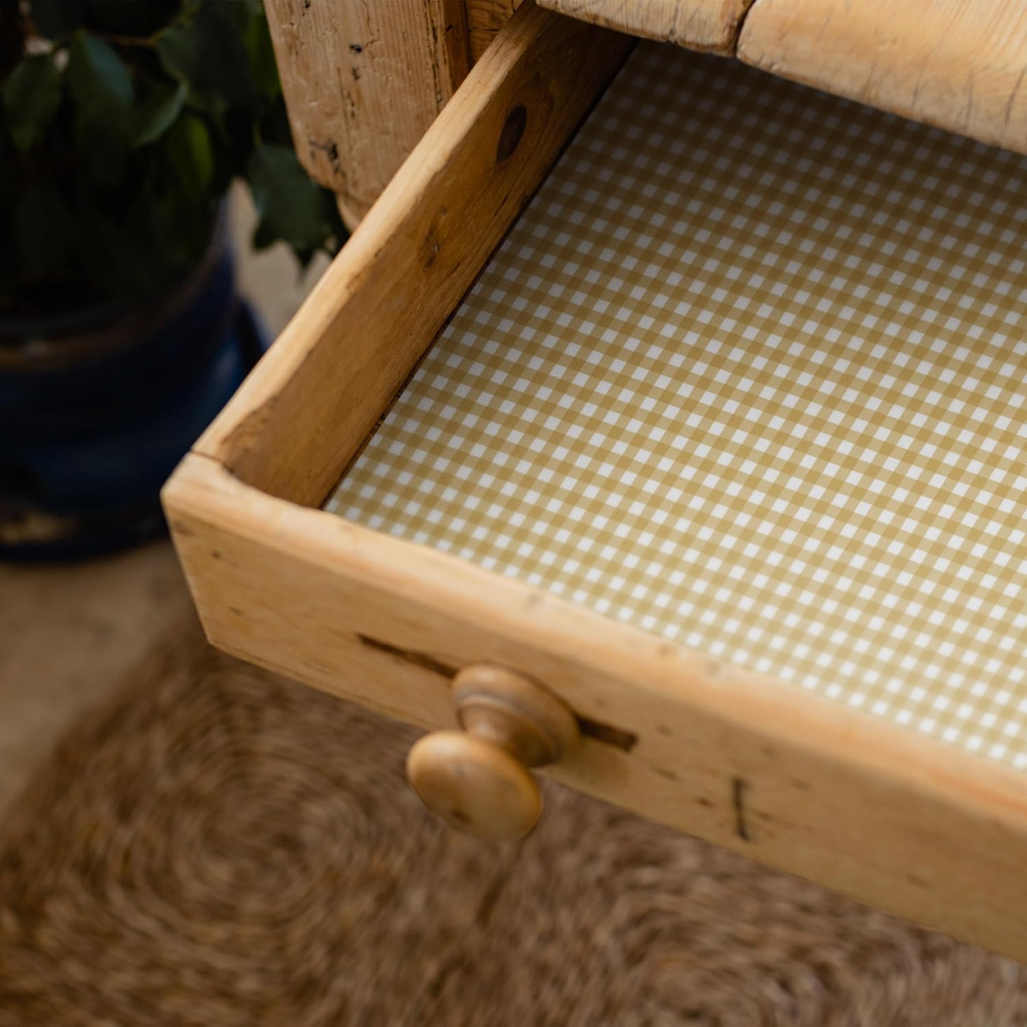 Sandalwood Scented Drawer Liners in a Barley Gingham Print | Gift Pack of 5 Large Folded Sheets (60 x 42cm) | Contains Essential Oils | Made in the UK by The Master Herbalist