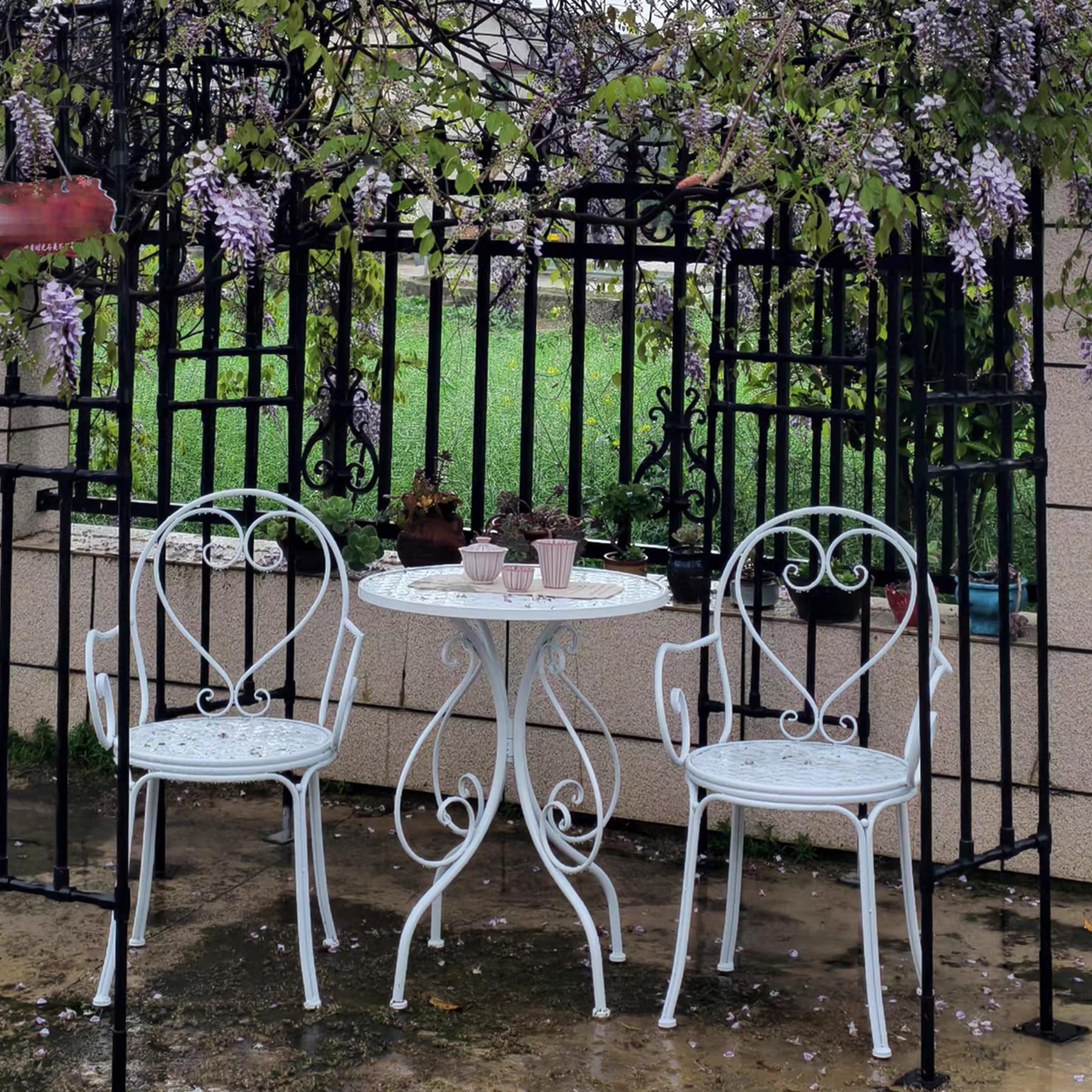 Set Tavolo e Sedie da Giardino,Set Bistrot per 2 Persone,Impilabili e Smontabili,Design Country Vintage, Montaggio con 4 Dadi, Per Giardino, Balcone e Campeggio(Bianco)